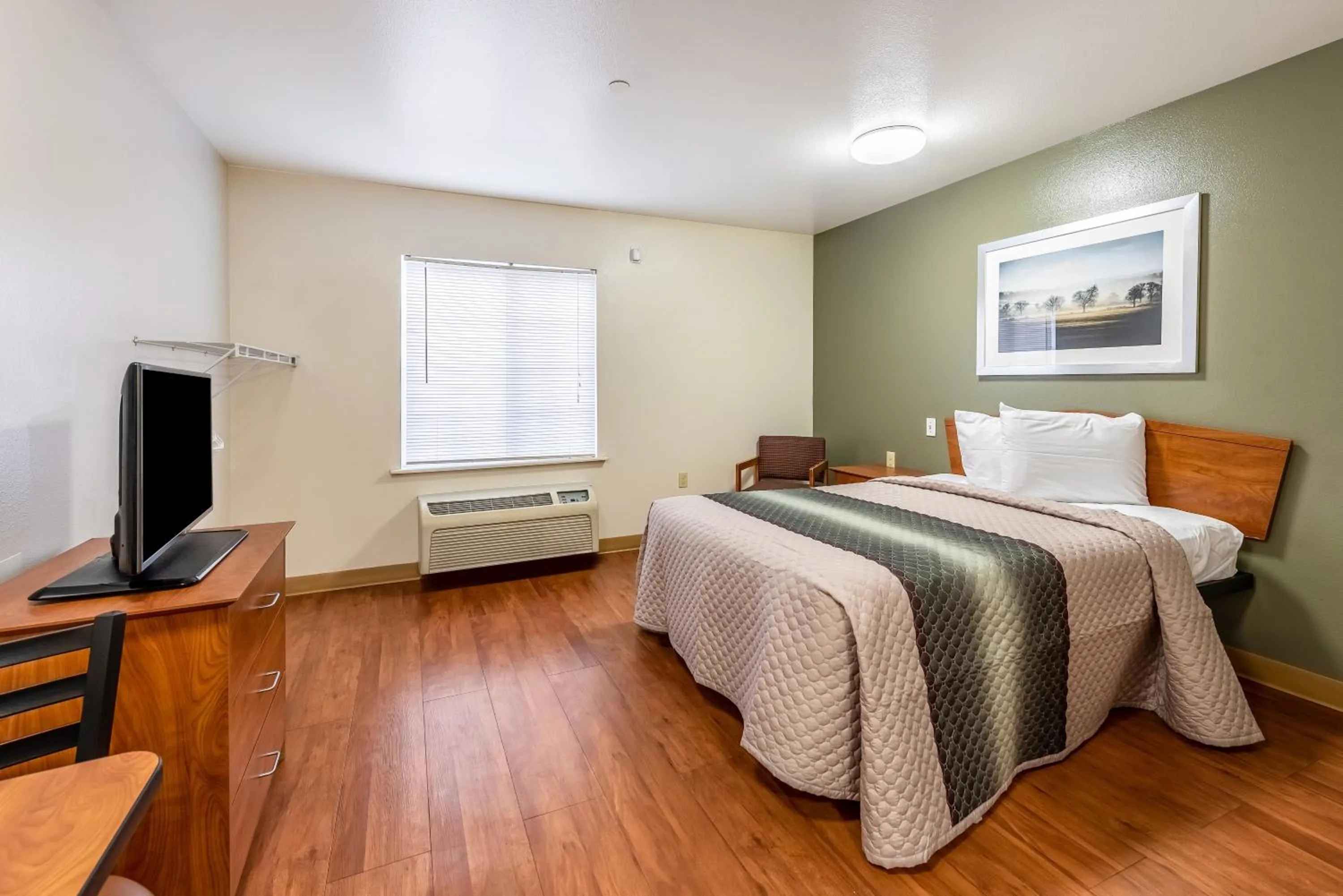 Photo of the whole room, Bed in HomeTowne Studios by Red Roof Columbus