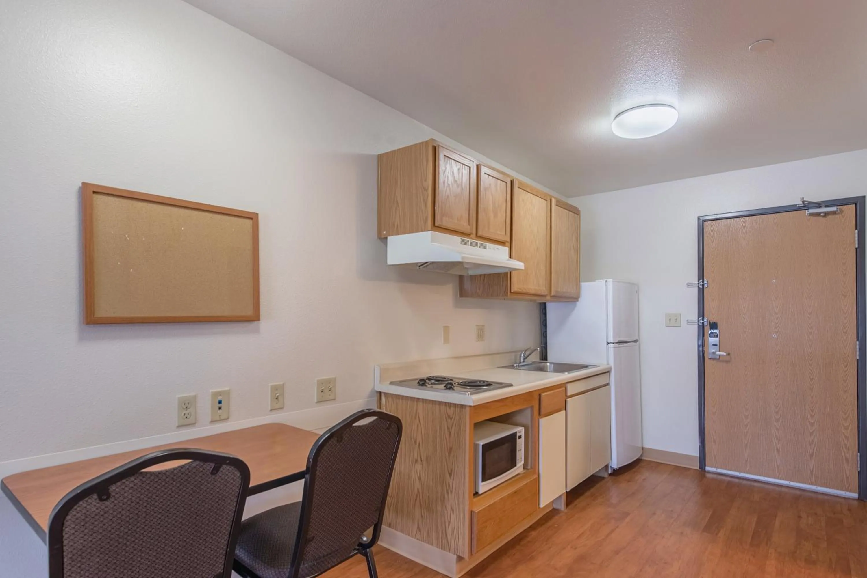 Photo of the whole room in HomeTowne Studios by Red Roof Columbus