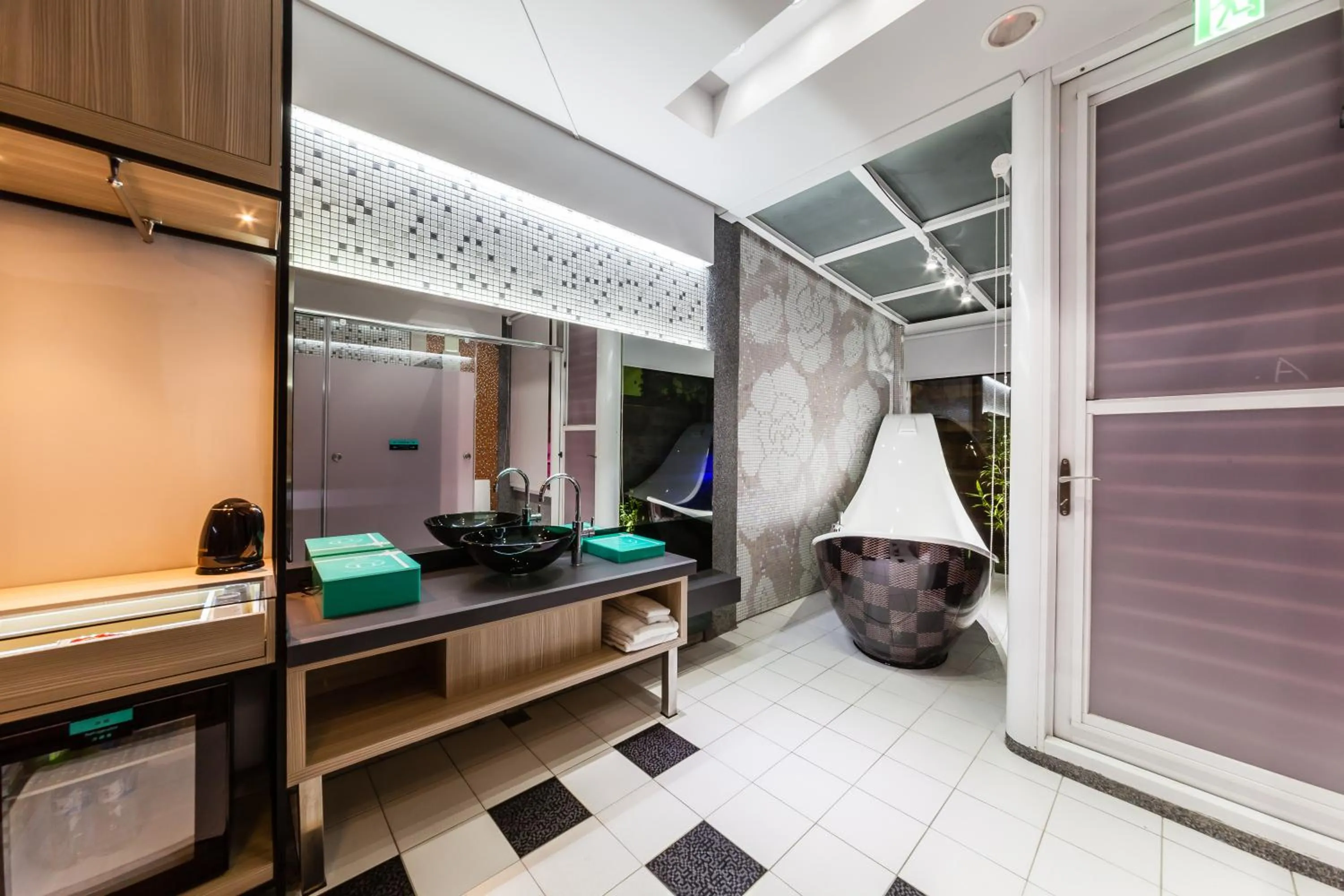 Bathroom, Bed in TY Motel