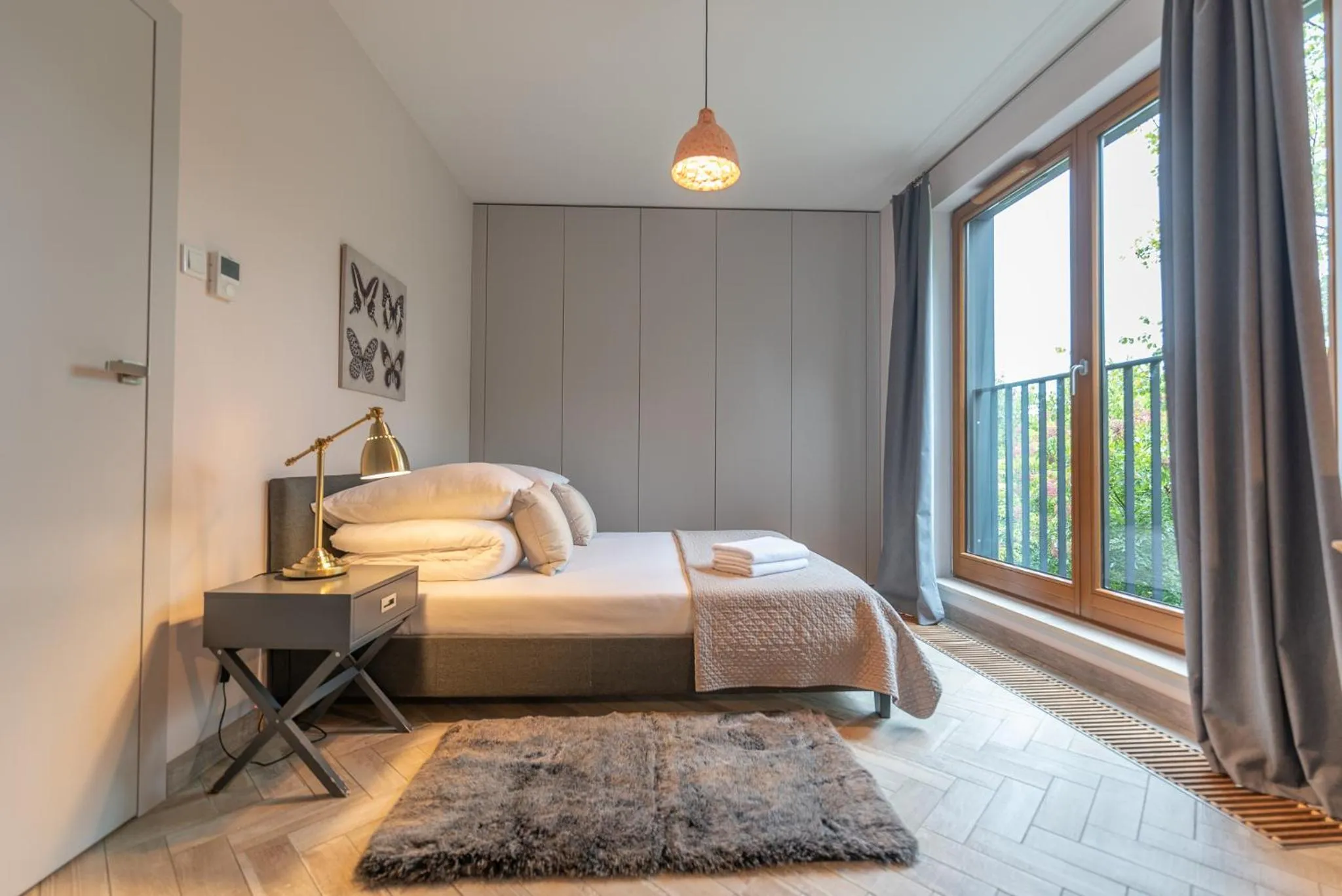 Bedroom, Bed in City Lights Apartments