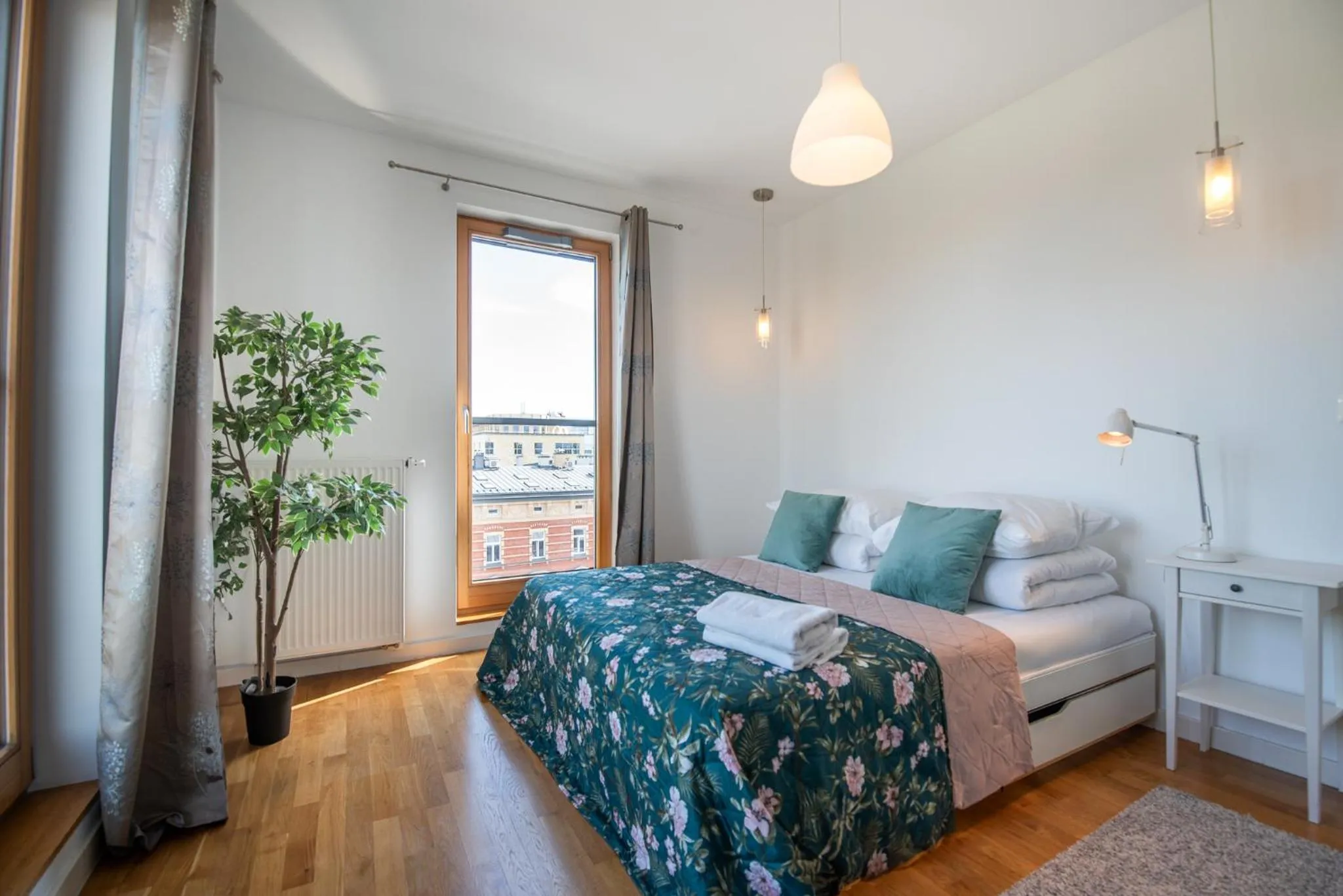 Bedroom, Bed in City Lights Apartments