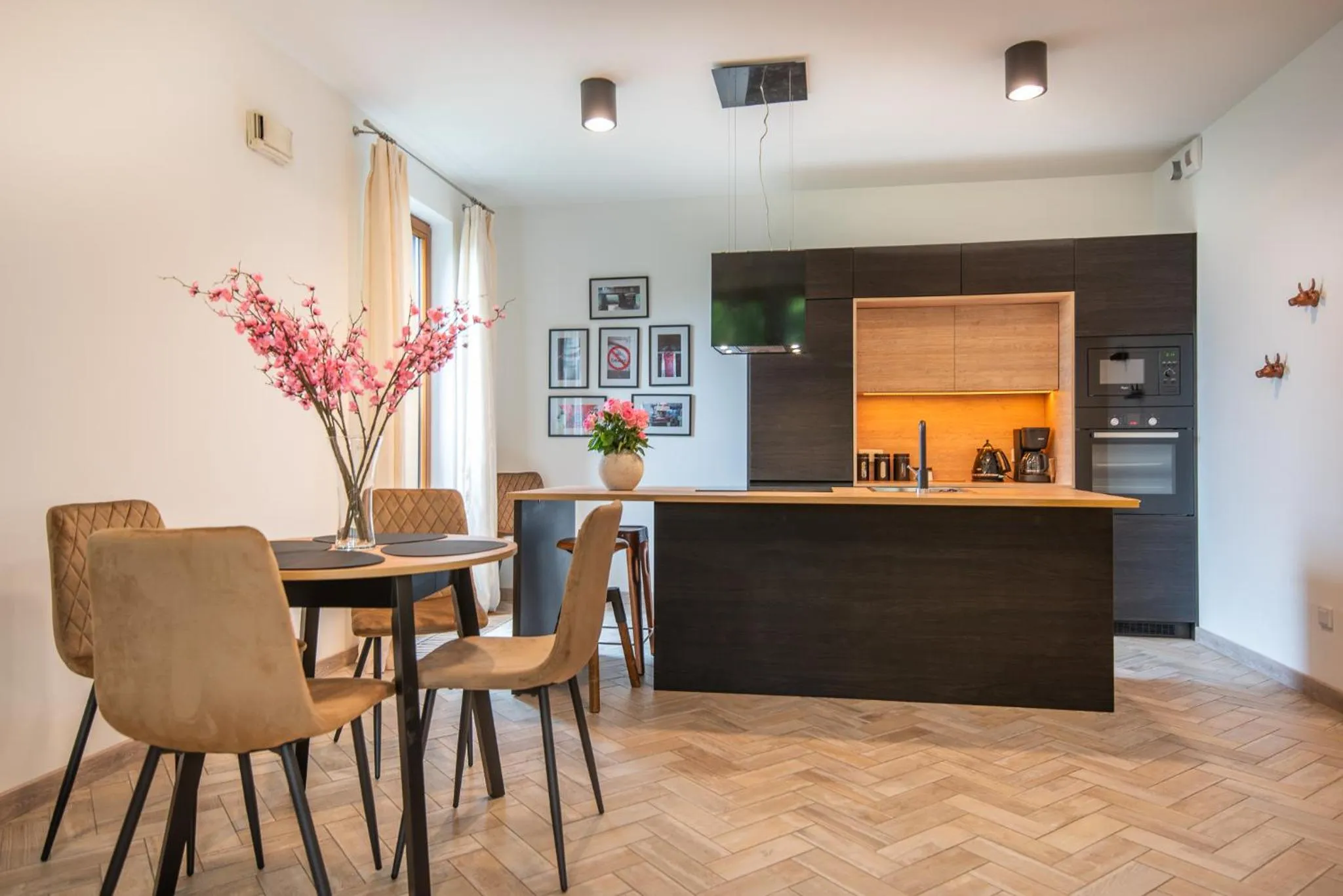 Kitchen or kitchenette in City Lights Apartments