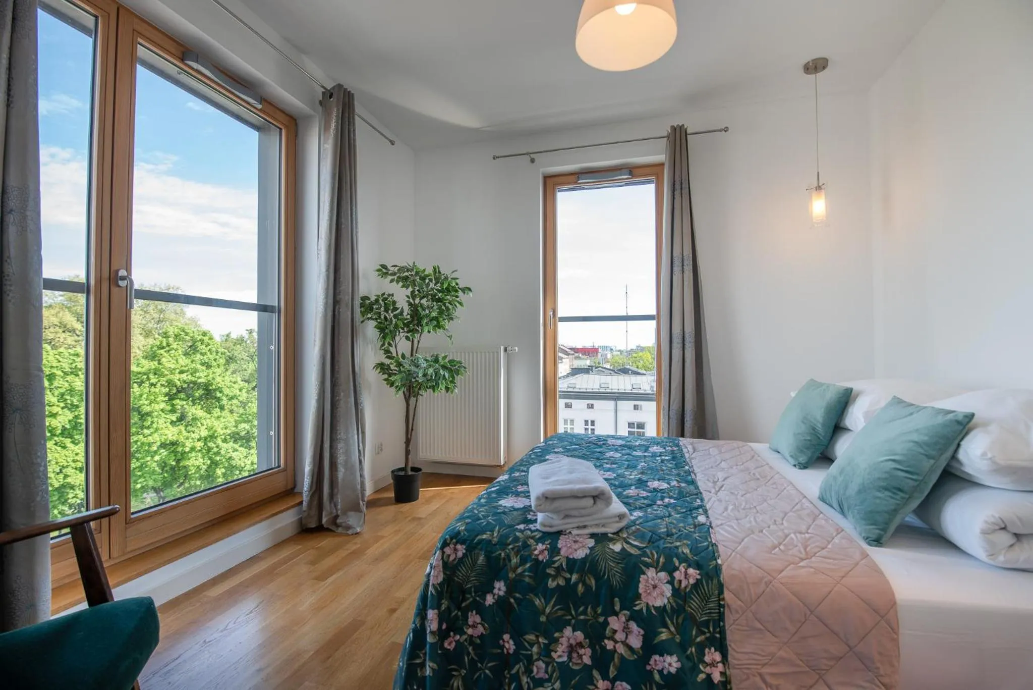 Bedroom, Bed in City Lights Apartments