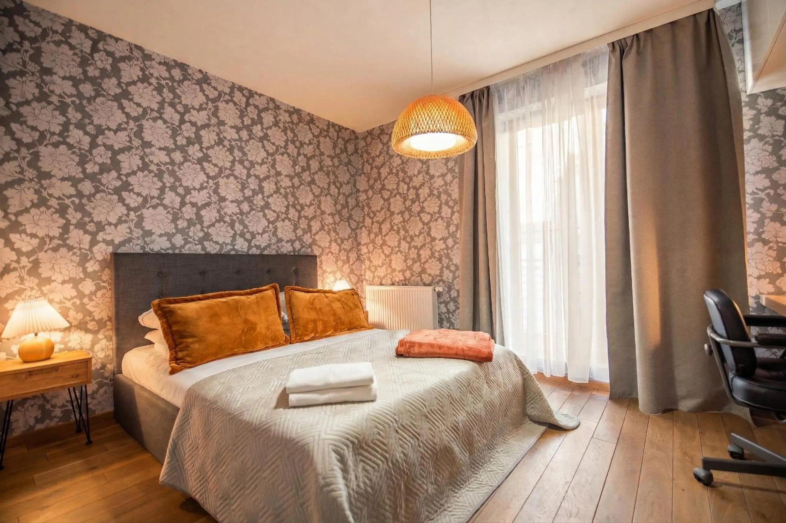 Bedroom, Bed in City Lights Apartments