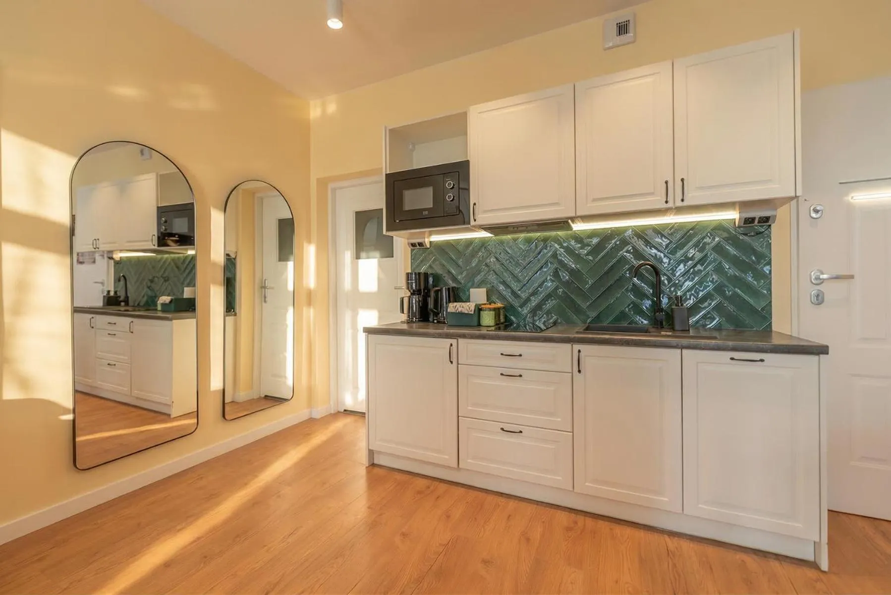 Kitchen or kitchenette in City Lights Apartments