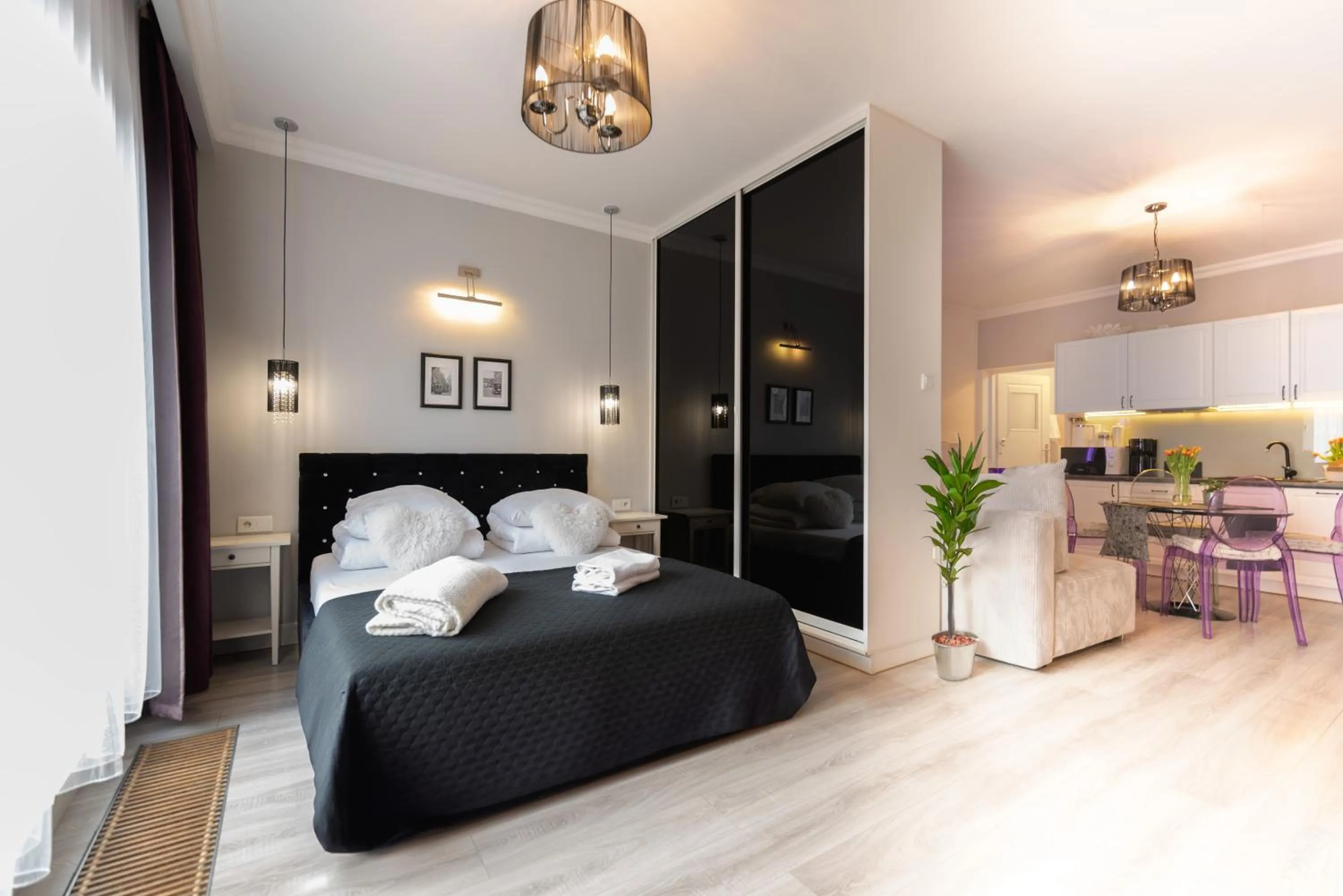 Bedroom, Bed in City Lights Apartments