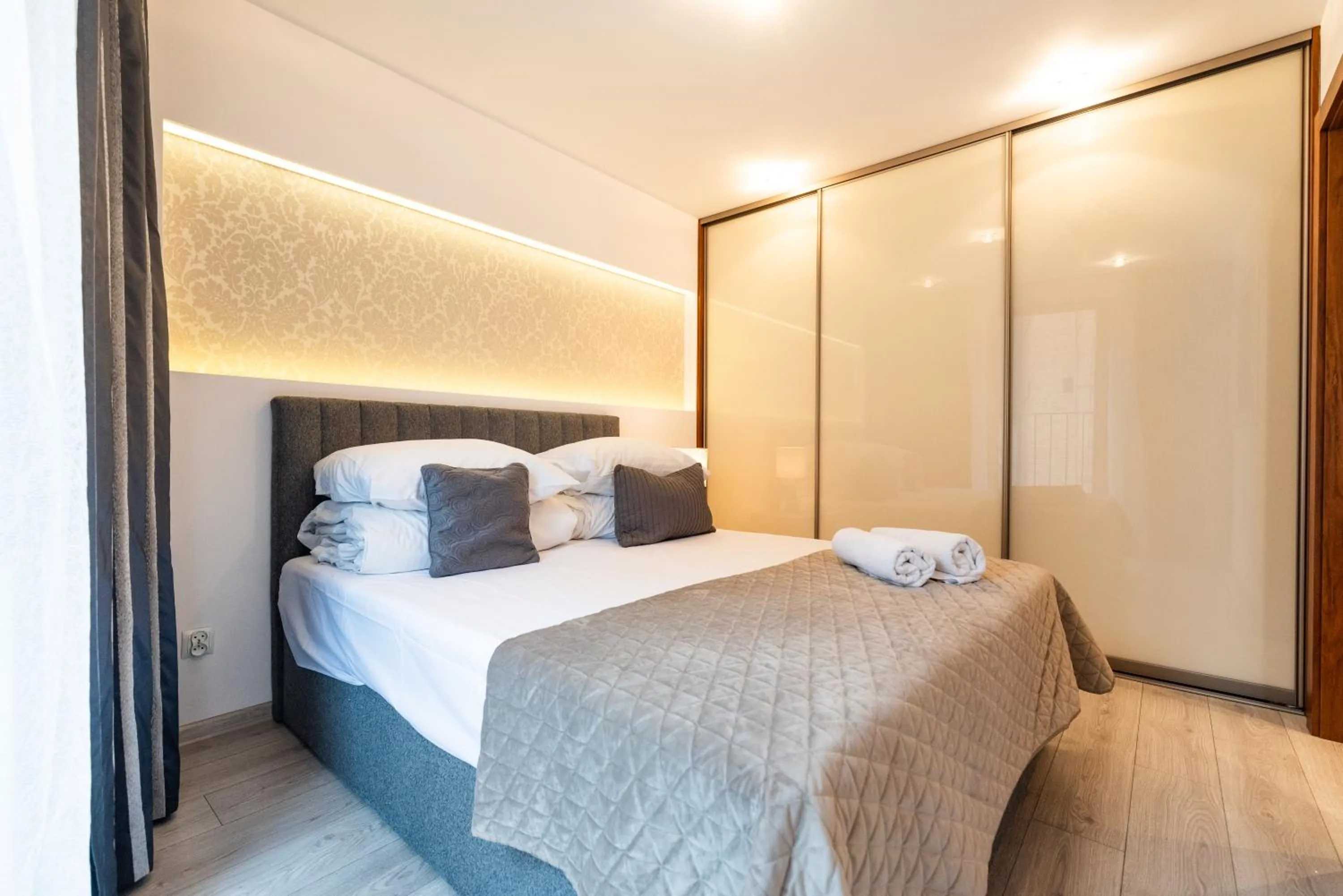 Bedroom, Bed in City Lights Apartments