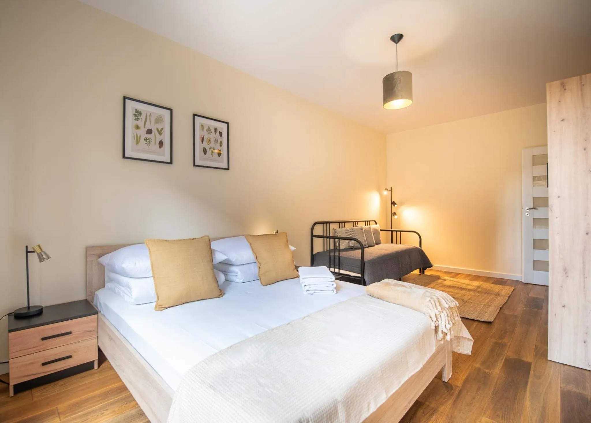 Bedroom, Bed in City Lights Apartments