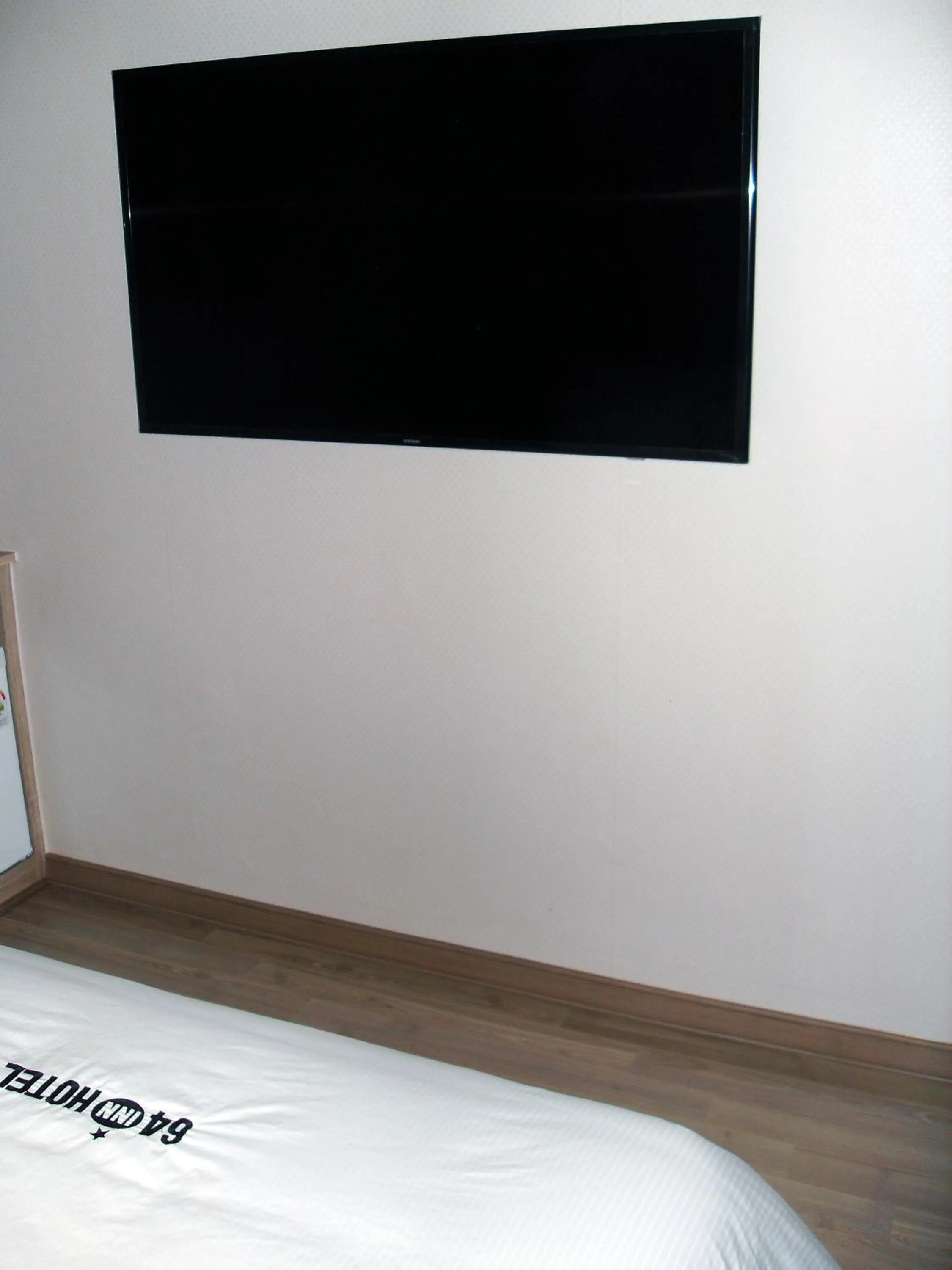 TV and multimedia, TV/Entertainment Center in 64 INN Hotel