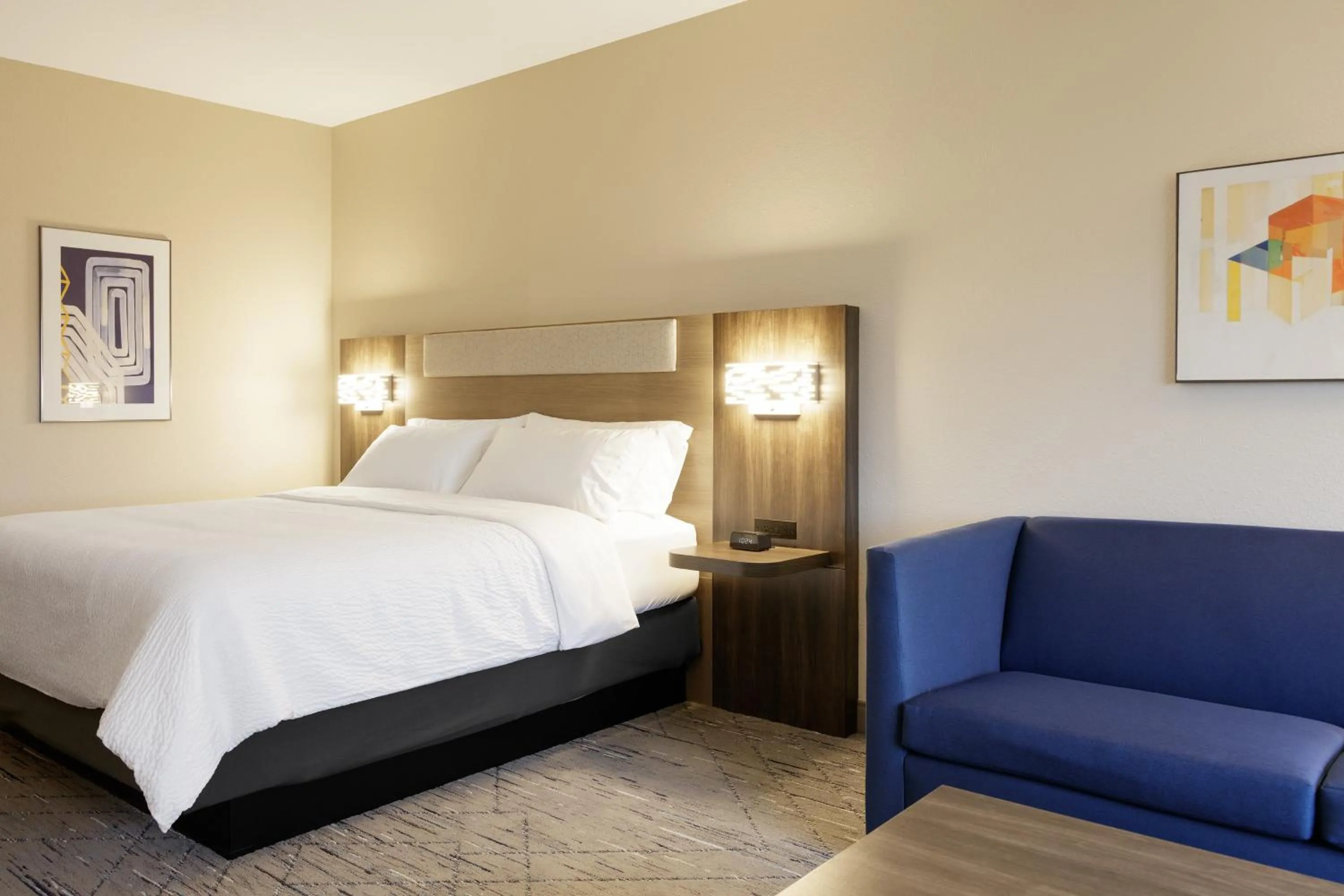 Photo of the whole room, Bed in Holiday Inn Express & Suites Covington by IHG