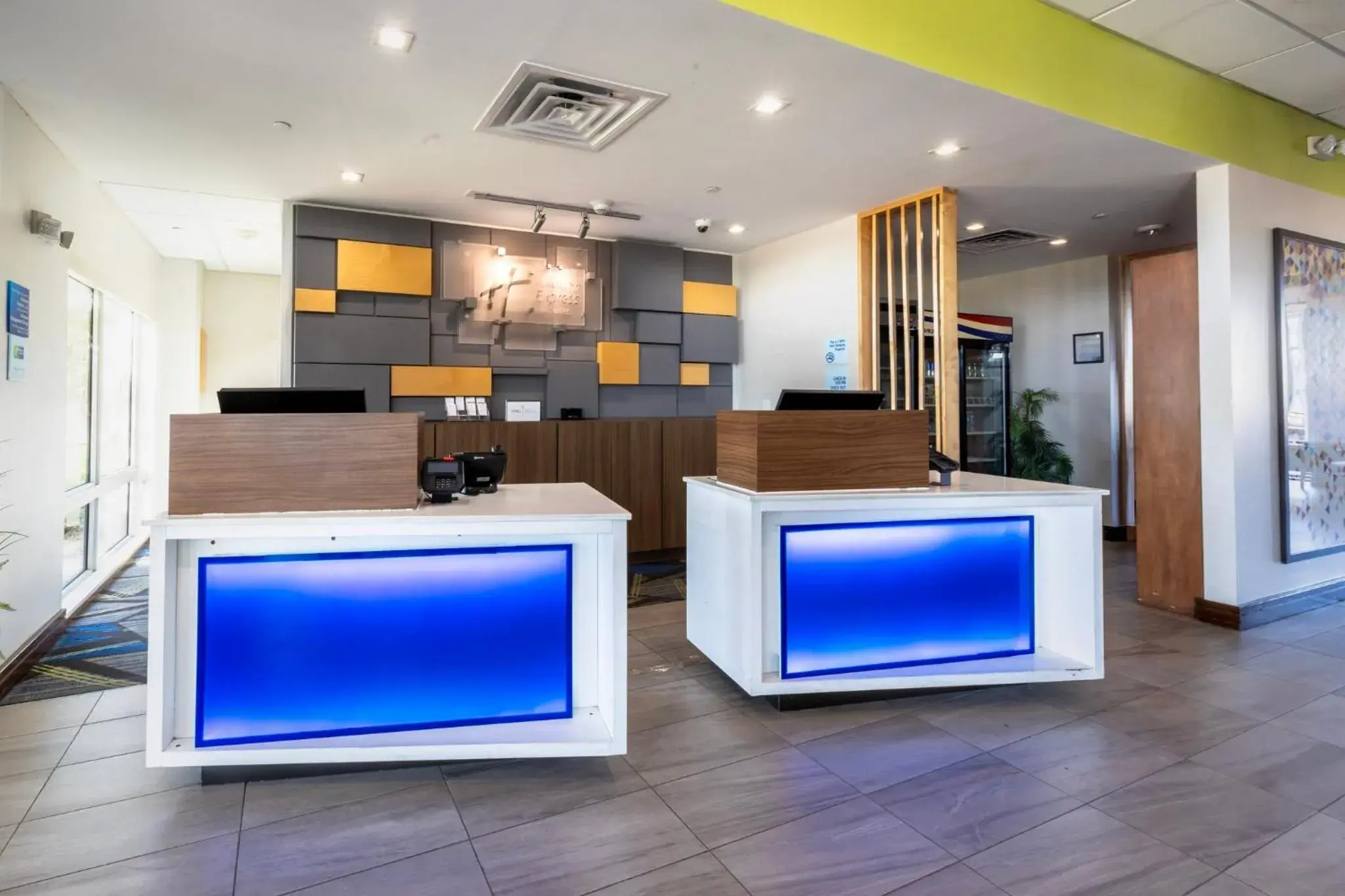 Property building in Holiday Inn Express & Suites Dallas NE Arboretum Property building in Holiday Inn Express & Suites Dallas NE Arboretum