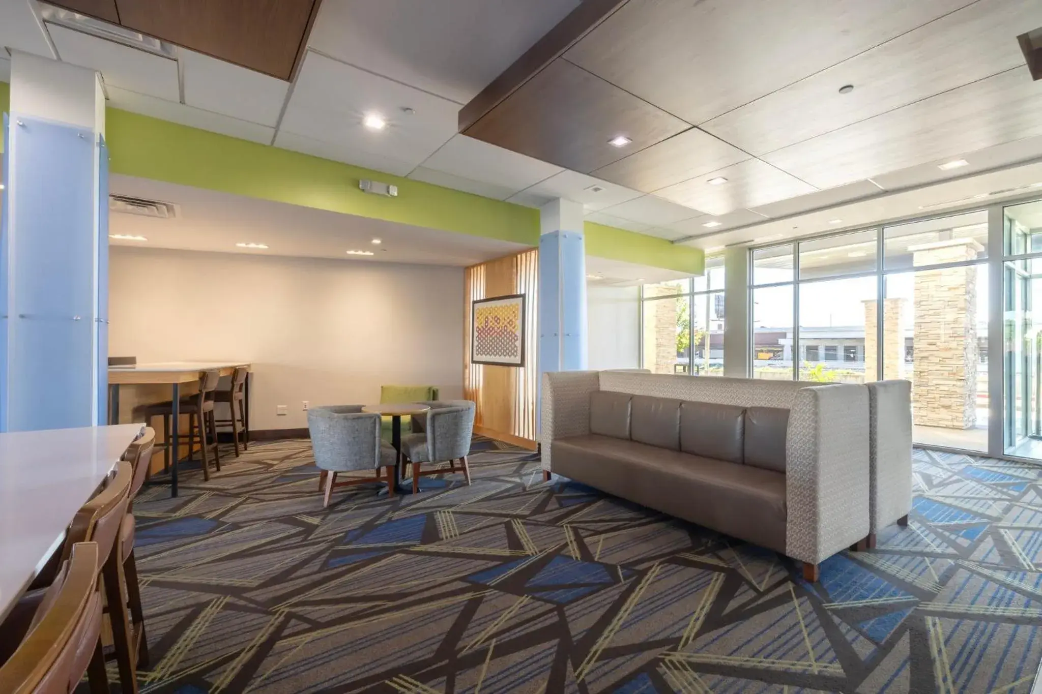 Property building in Holiday Inn Express & Suites Dallas NE Arboretum Property building in Holiday Inn Express & Suites Dallas NE Arboretum