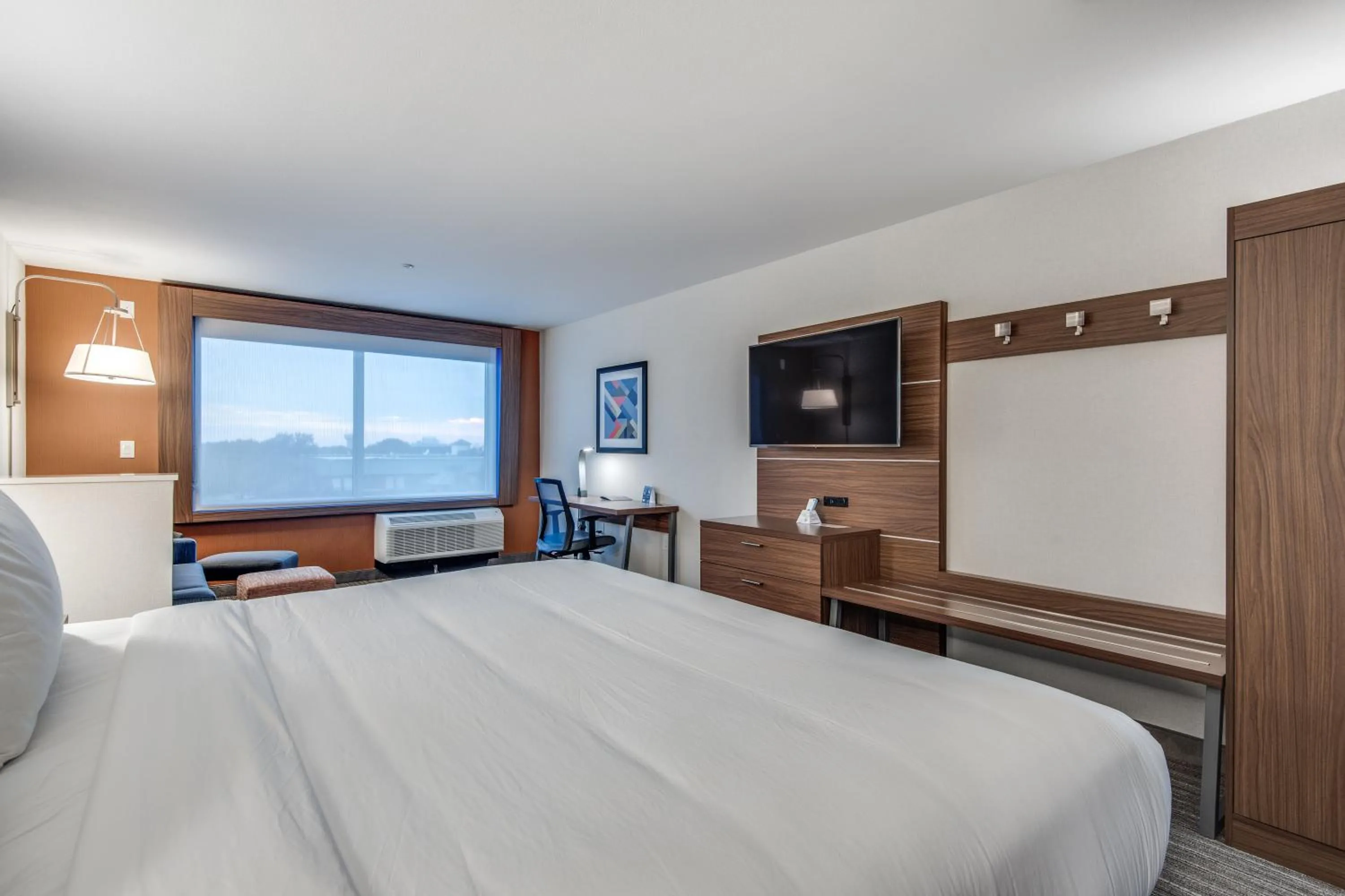 Photo of the whole room, Bed in Holiday Inn Express & Suites Dallas North - Addison by IHG