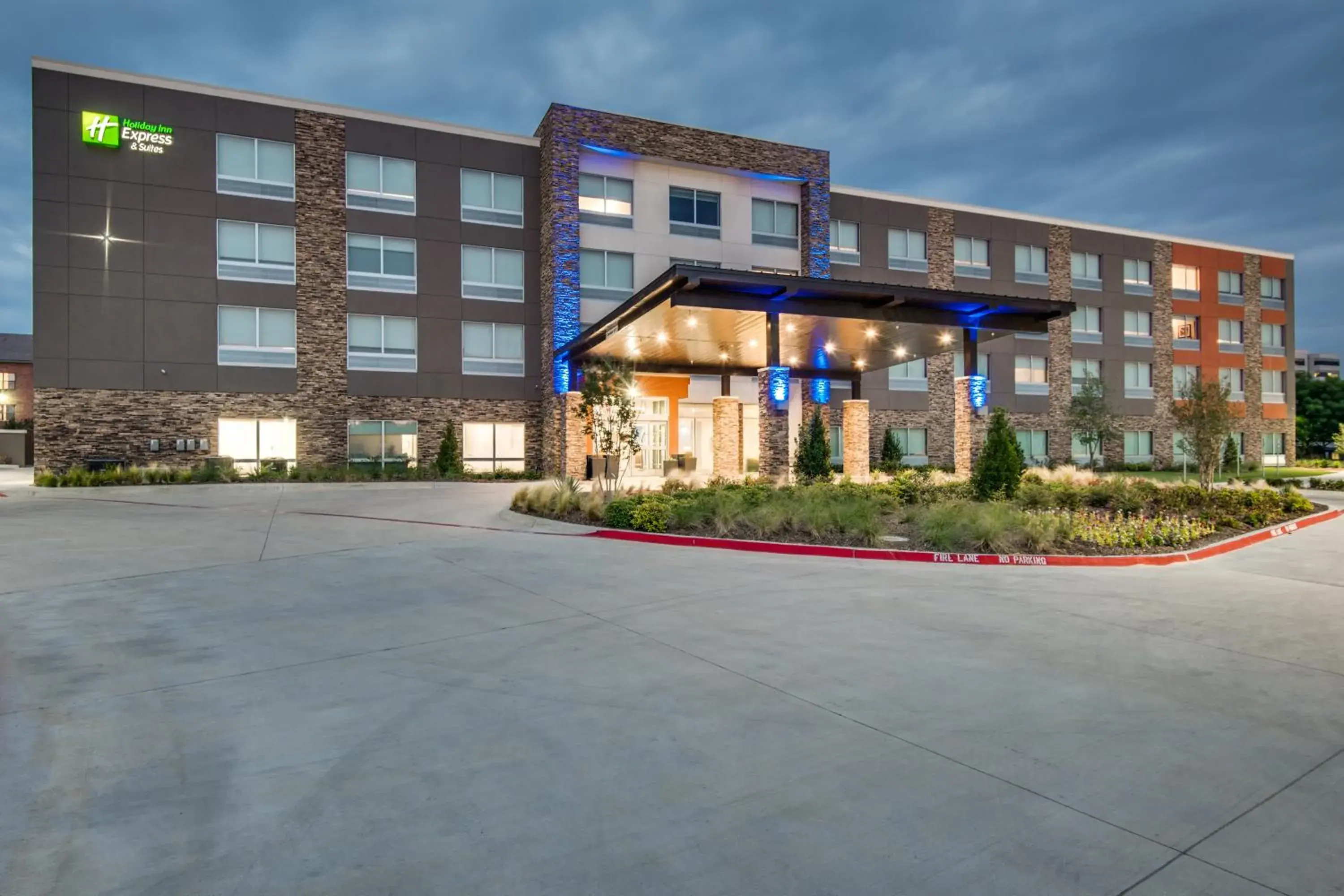 Property building in Holiday Inn Express & Suites Dallas North - Addison by IHG Property building in Holiday Inn Express & Suites Dallas North - Addison by IHG