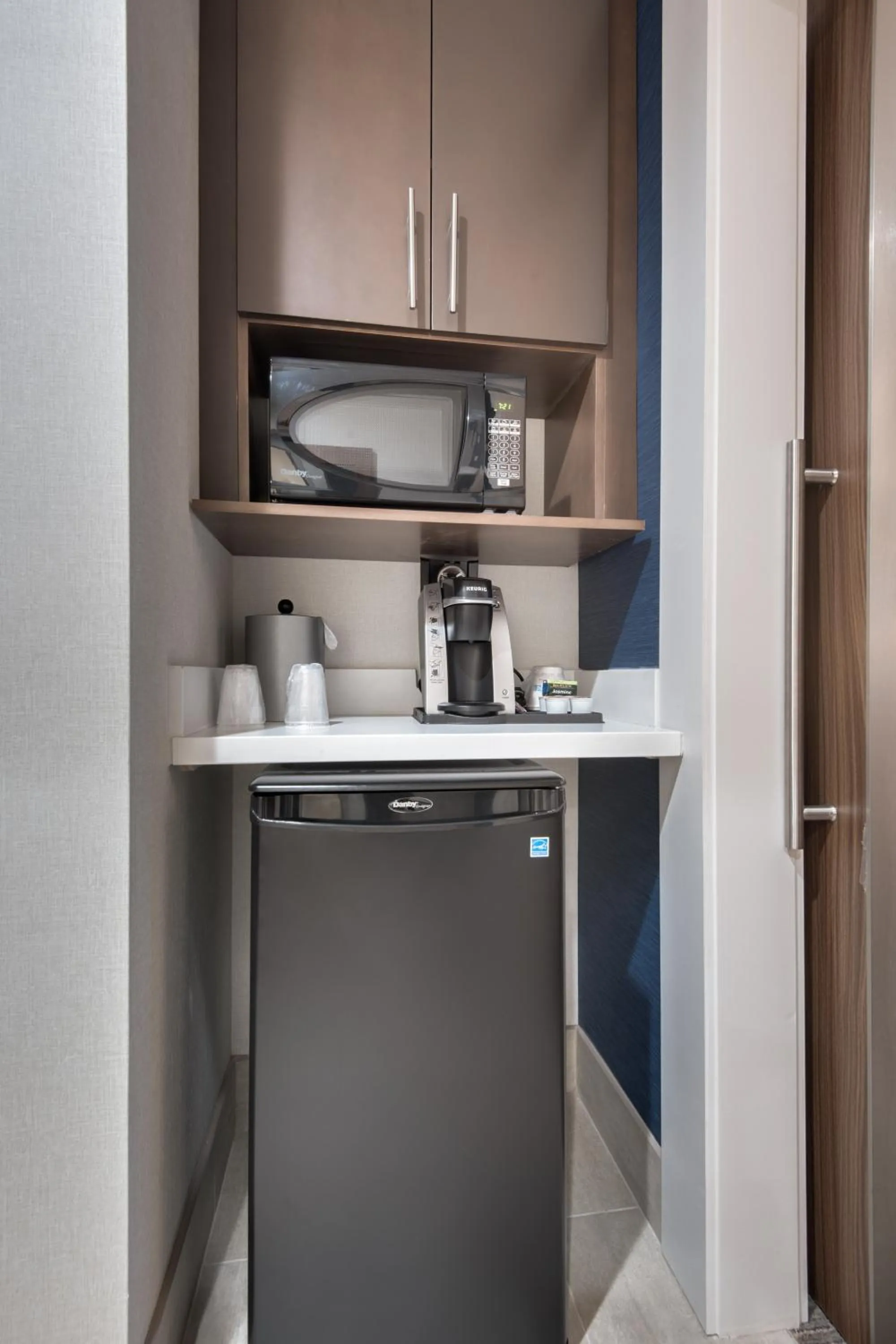 Coffee/tea facilities in Holiday Inn Express & Suites Dallas North - Addison by IHG