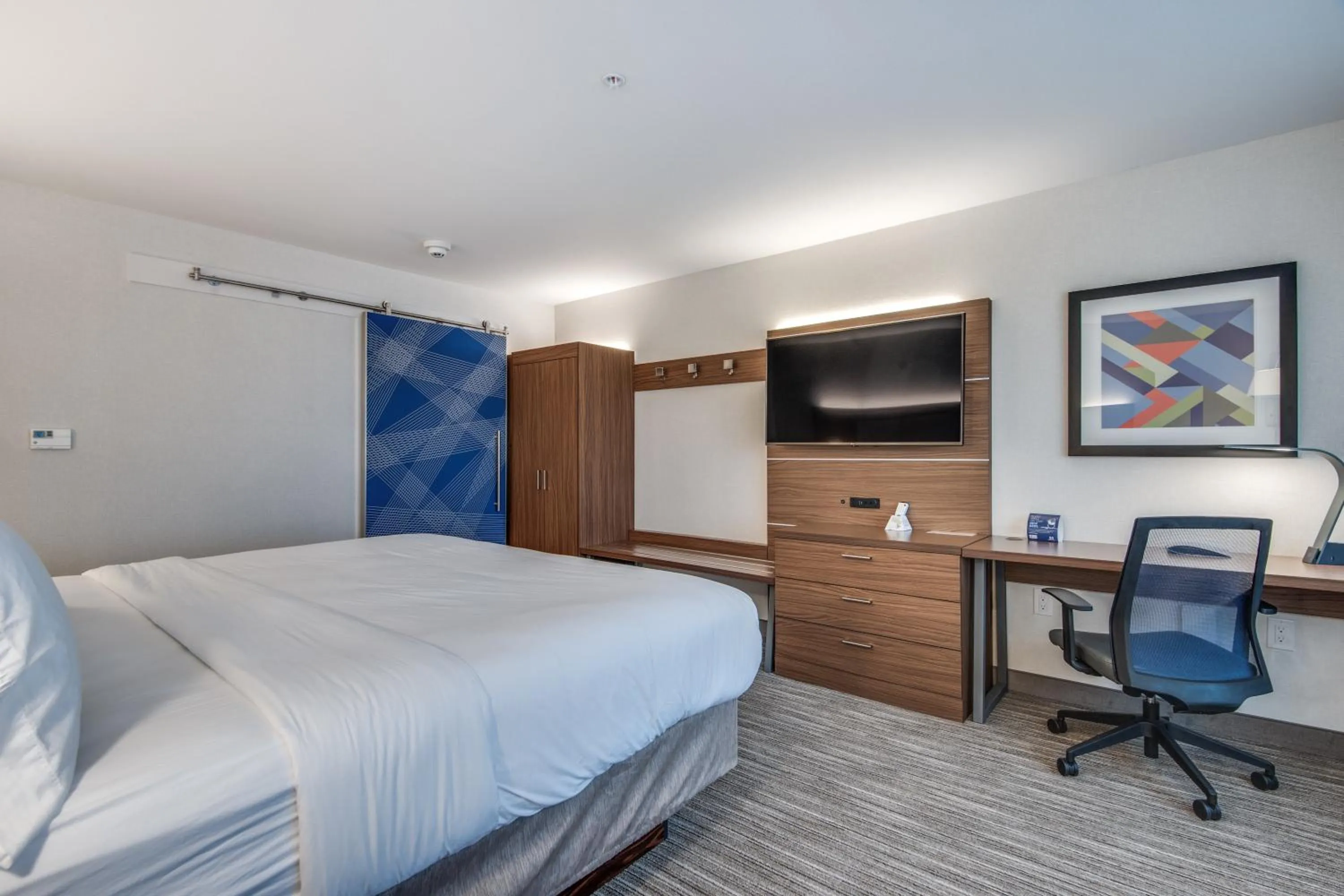 Photo of the whole room, Bed in Holiday Inn Express & Suites Dallas North - Addison by IHG