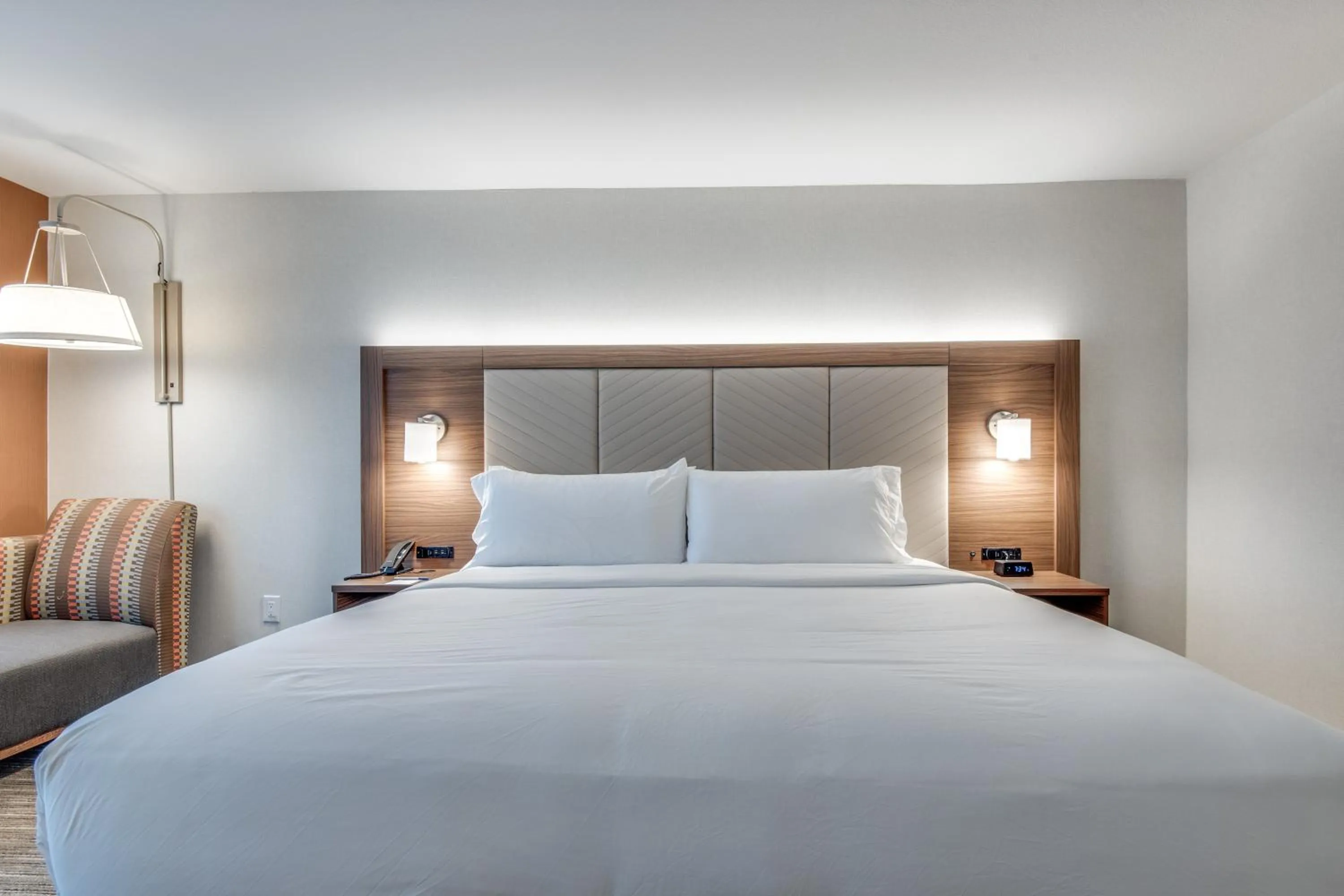 Bed in Holiday Inn Express & Suites Dallas North - Addison by IHG
