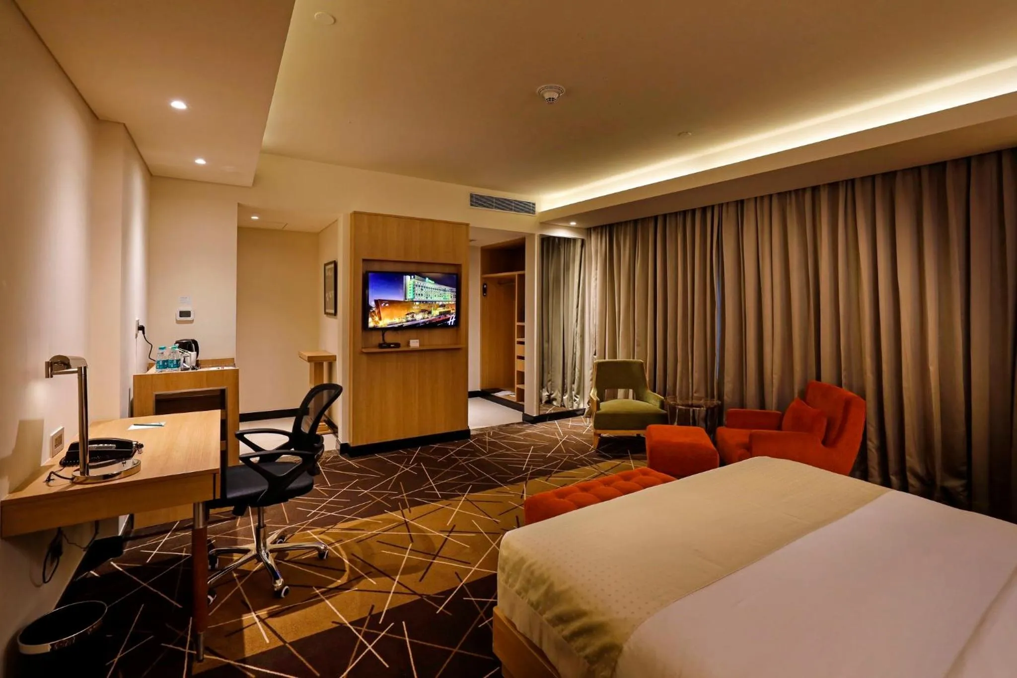 Photo of the whole room, Bed in Holiday Inn Chennai OMR IT Expressway by IHG