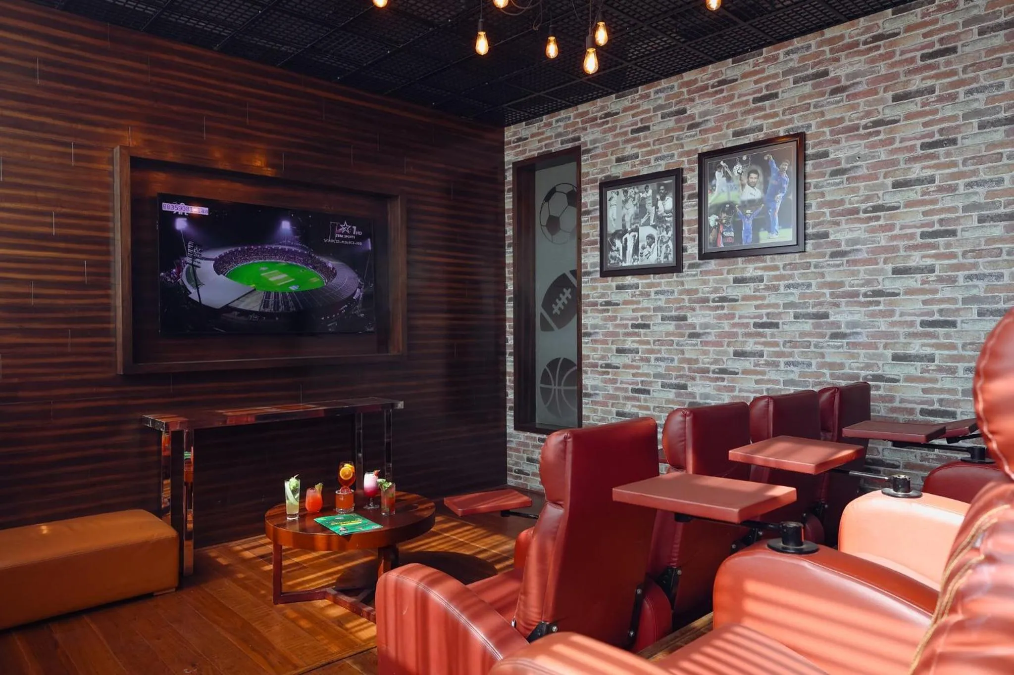 Lounge or bar in Holiday Inn Chennai OMR IT Expressway by IHG