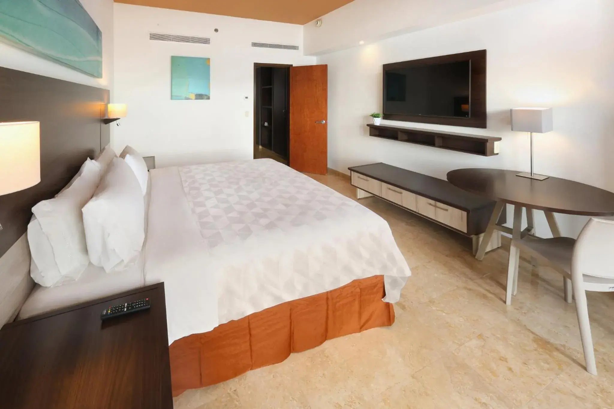 Photo of the whole room, Bed in Holiday Inn Resort Mazatlan by IHG Photo of the whole room, Bed in Holiday Inn Resort Mazatlan by IHG