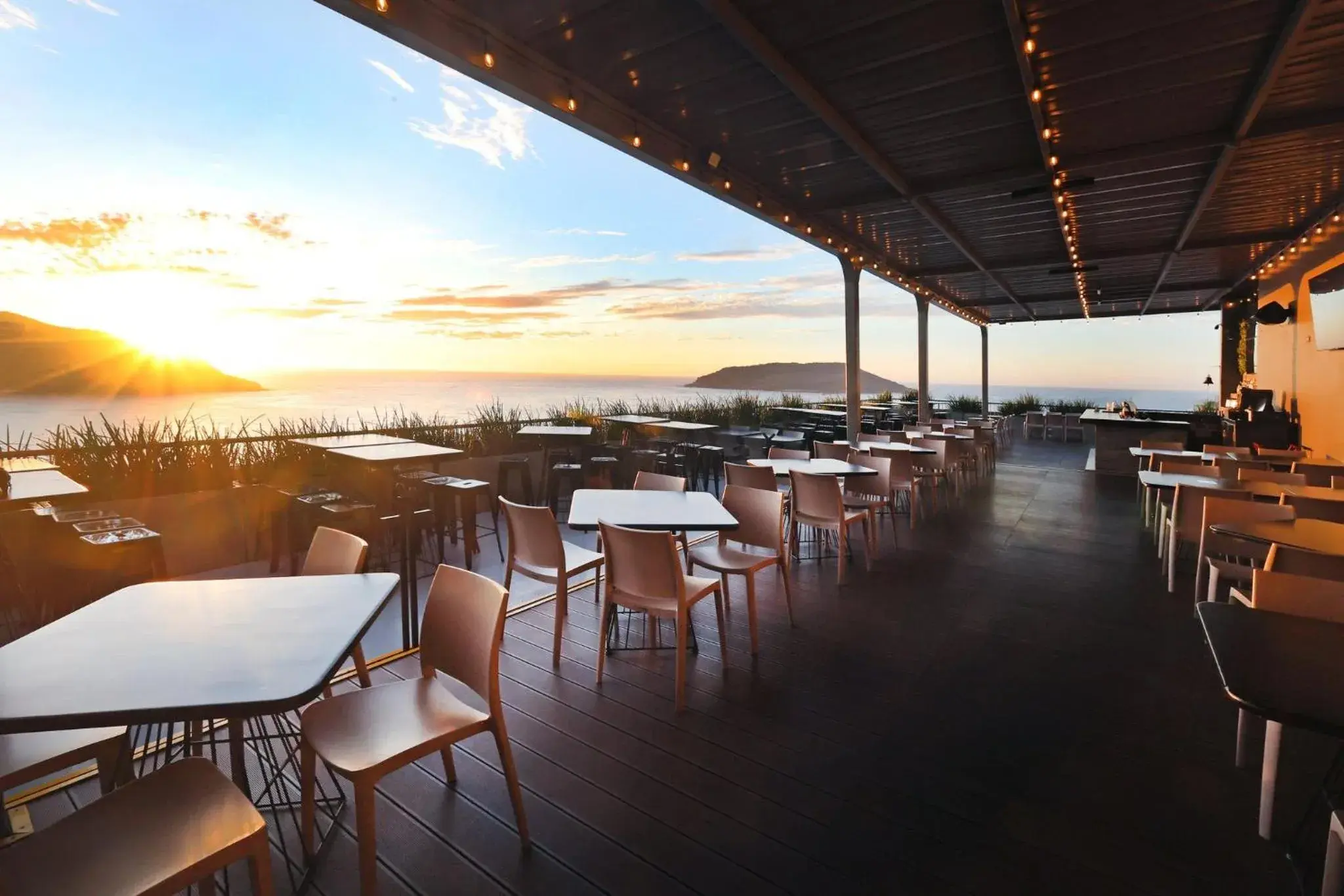 Lounge or bar in Holiday Inn Resort Mazatlan by IHG Lounge or bar in Holiday Inn Resort Mazatlan by IHG