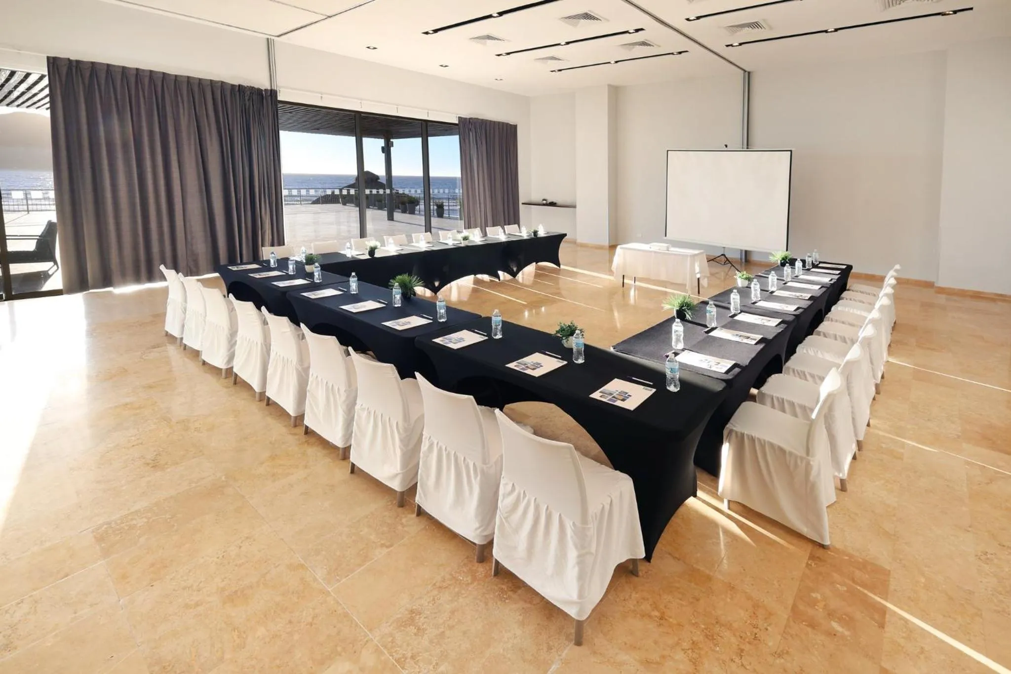 Meeting/conference room in Holiday Inn Resort Mazatlan by IHG