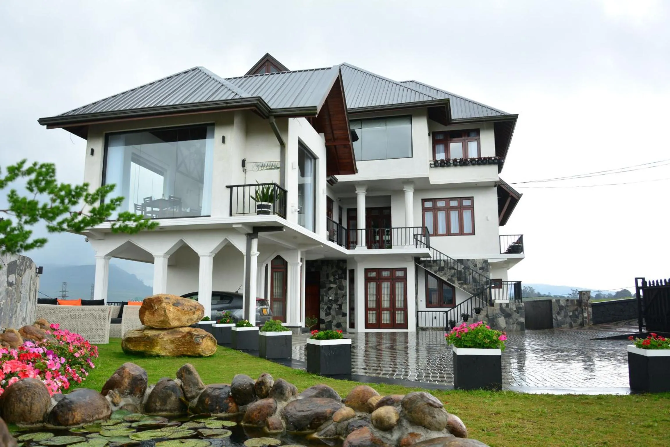 Property building in Villa Mount Royal
