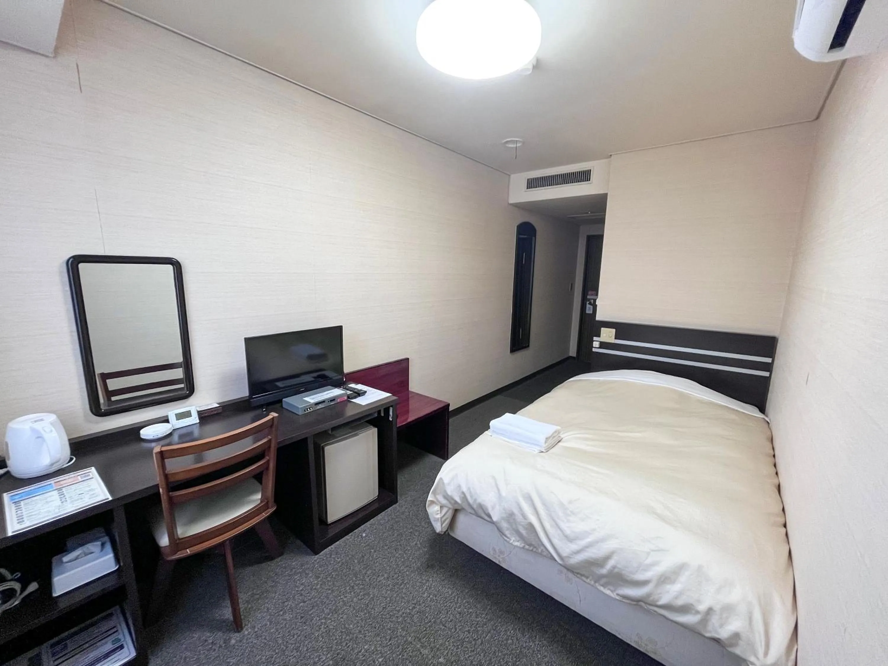 Photo of the whole room, Bed in HOTEL CROWN HILLS FUJINOMIYA