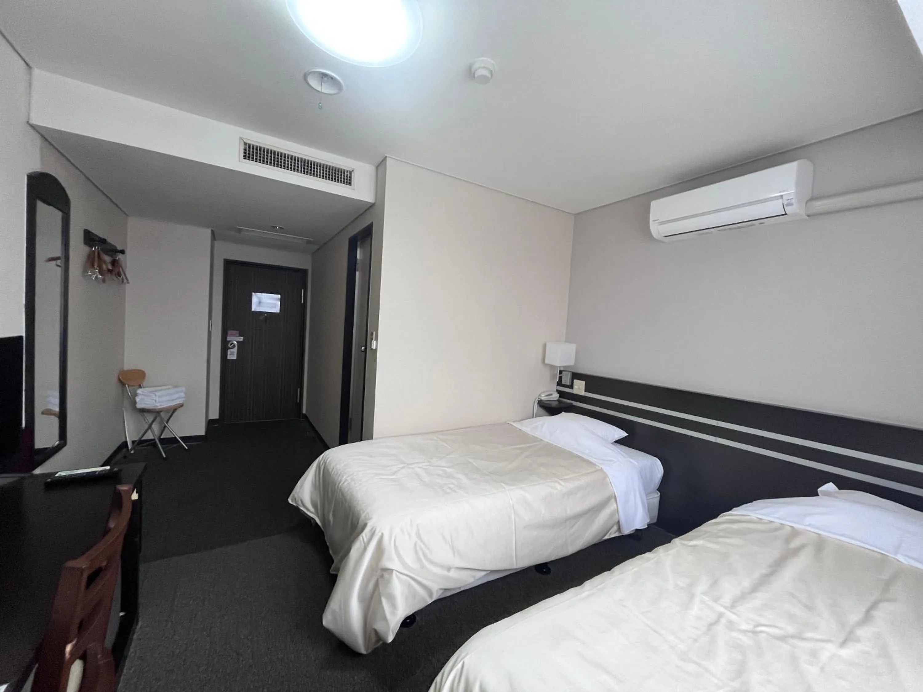 Photo of the whole room, Bed in HOTEL CROWN HILLS FUJINOMIYA