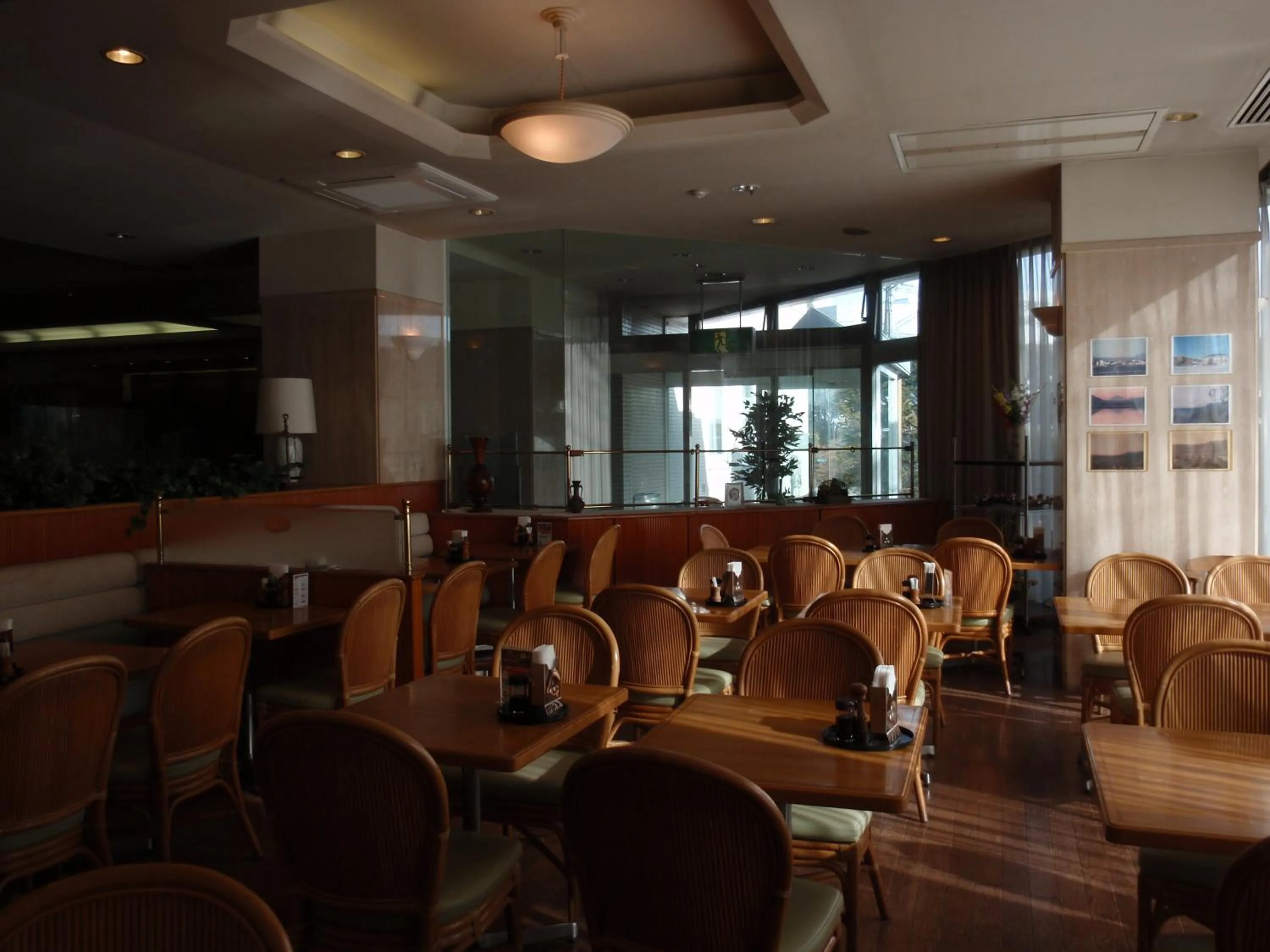 Restaurant/places to eat in Hotel Crown Hills Okaya