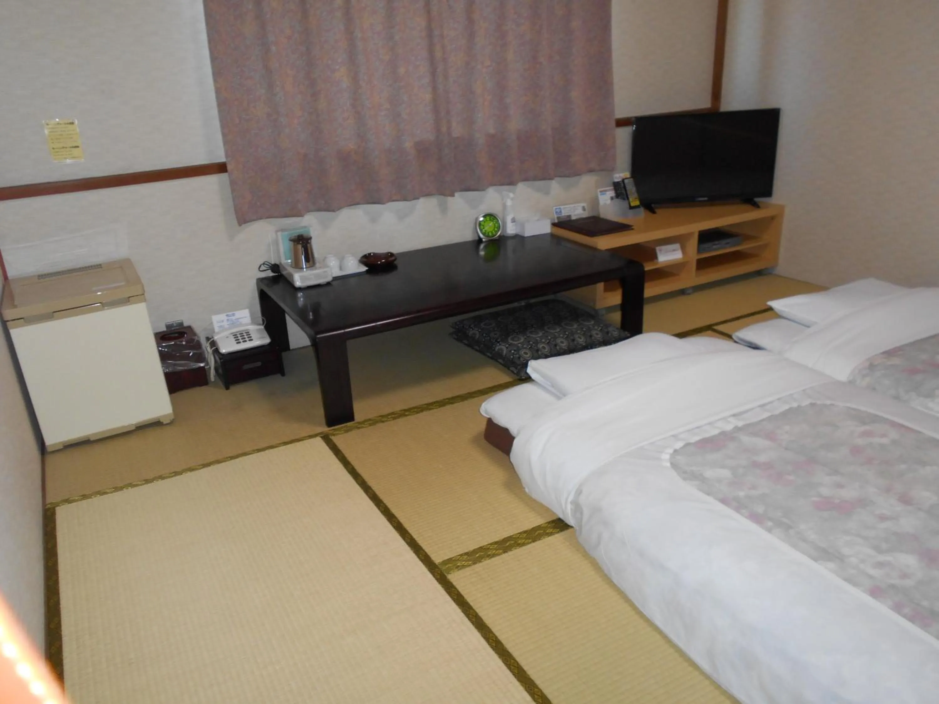 Bed in New Central Hotel Katsuta