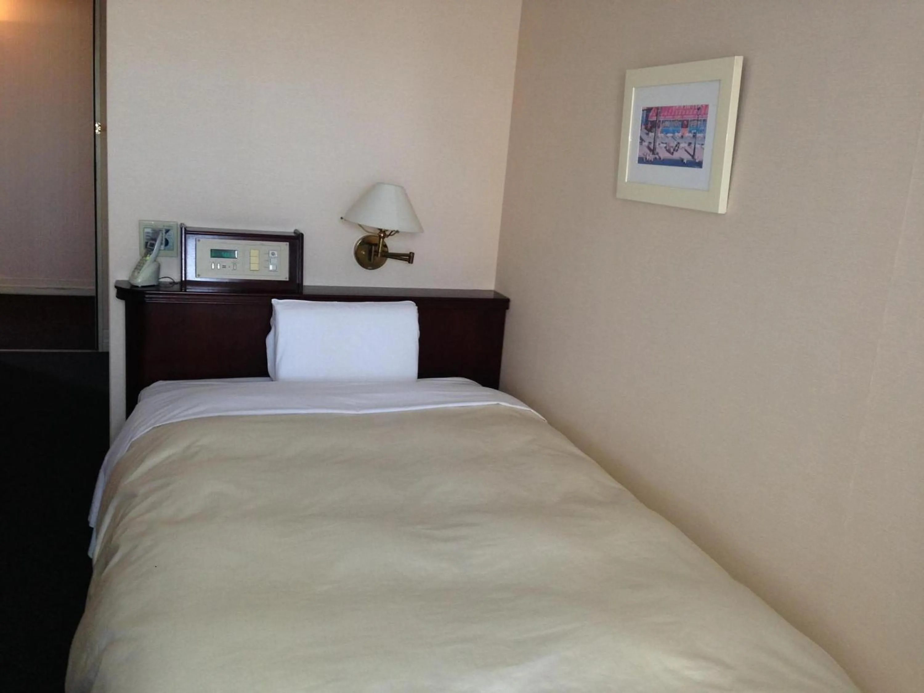 Photo of the whole room, Bed in Creston Hotel