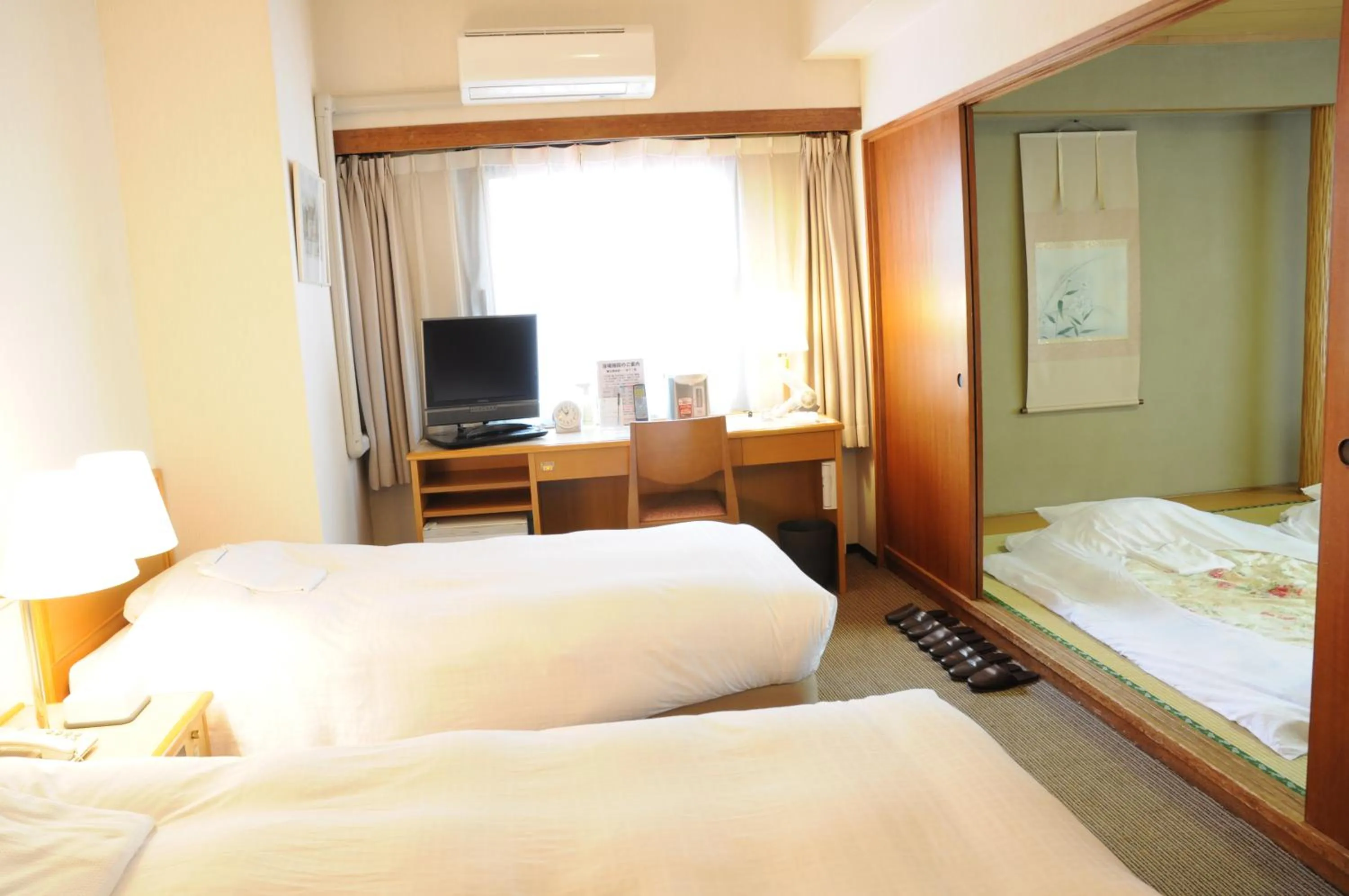Photo of the whole room, Bed in Hotel Terrace Yokohama