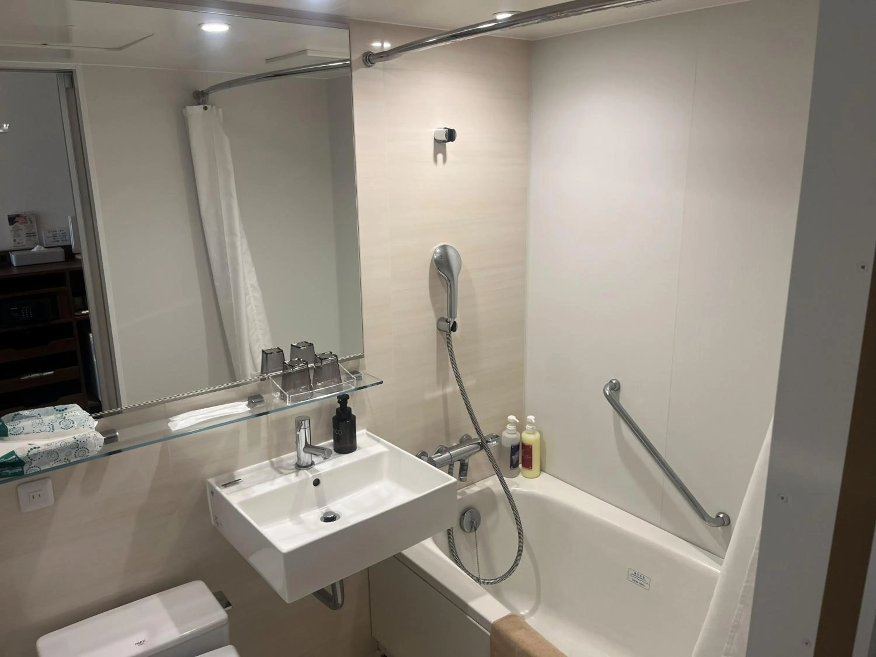 Shower in Hotel Kadoman