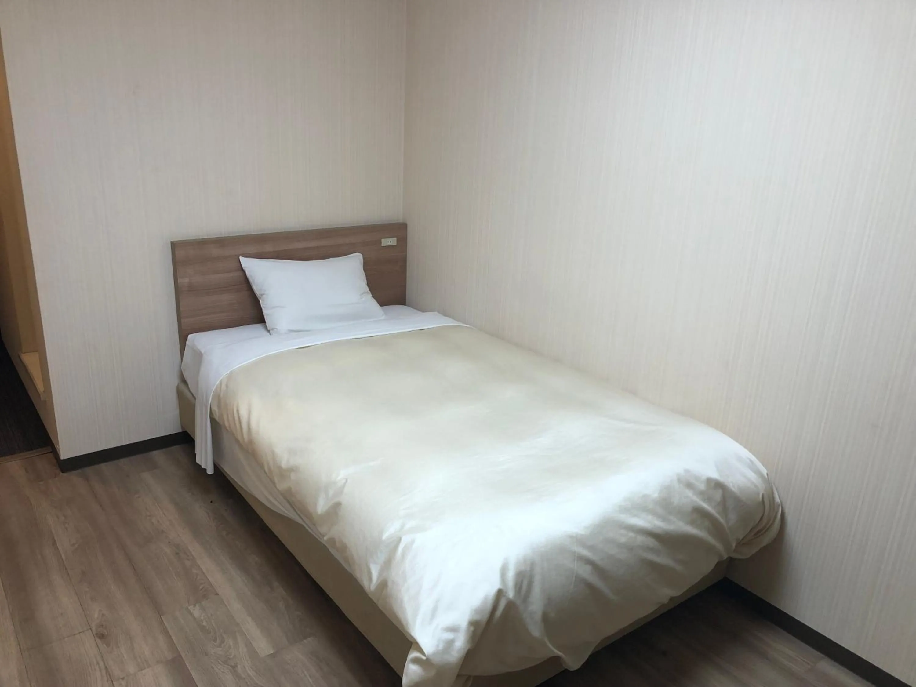 Photo of the whole room, Bed in Hotel Kimitsu Hills