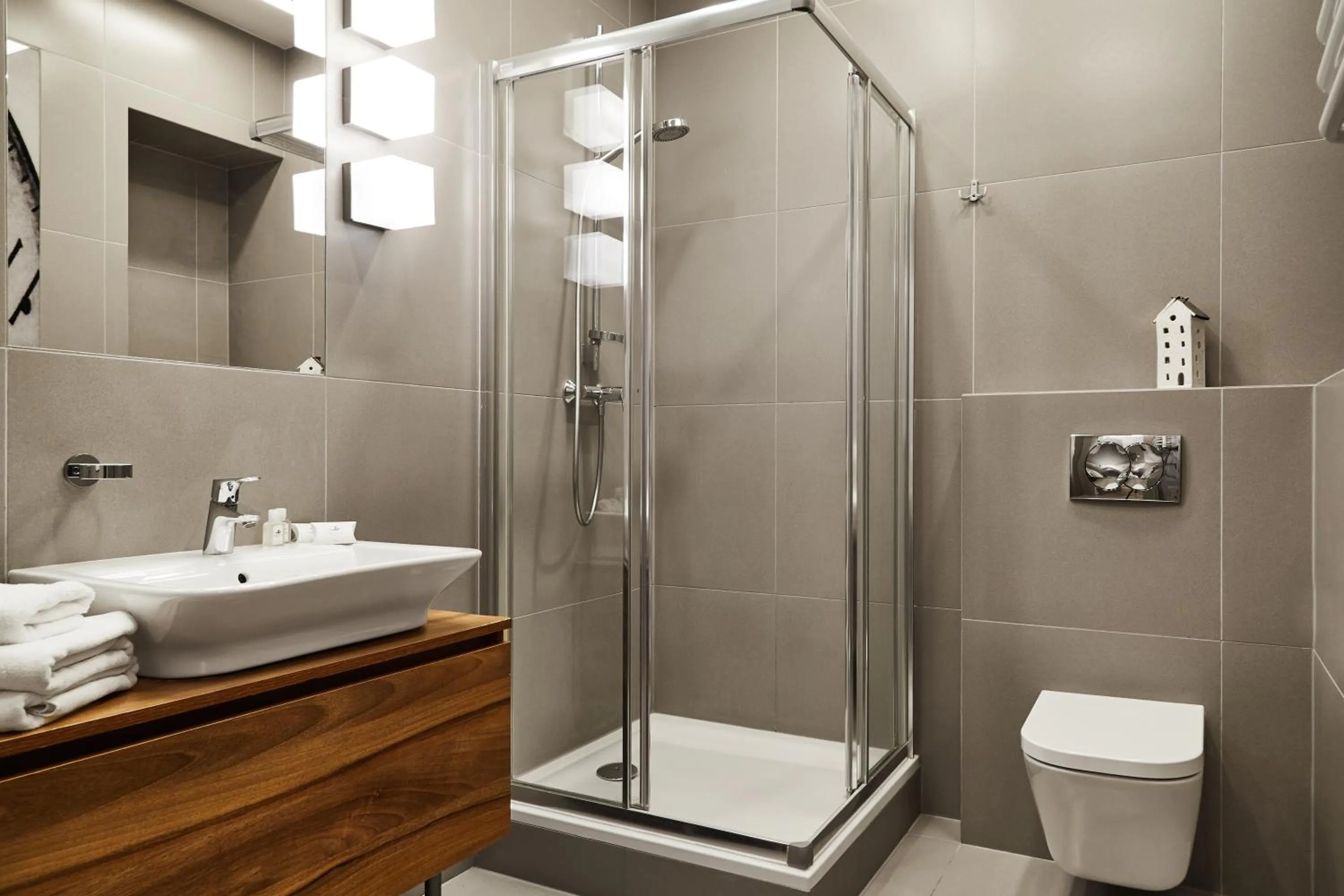 Shower in Krakow For You Main Square Apartments