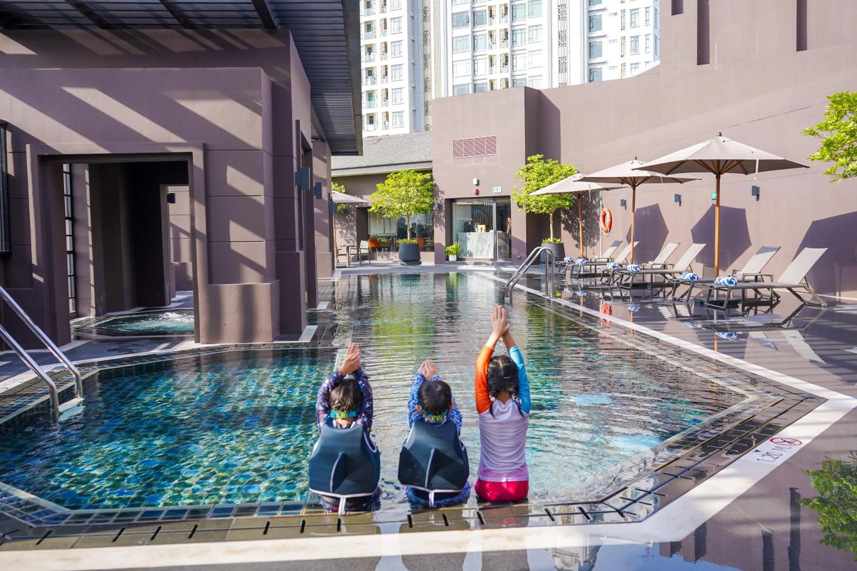 Swimming pool in Marriott Executive Apartments Bangkok, Sukhumvit 50