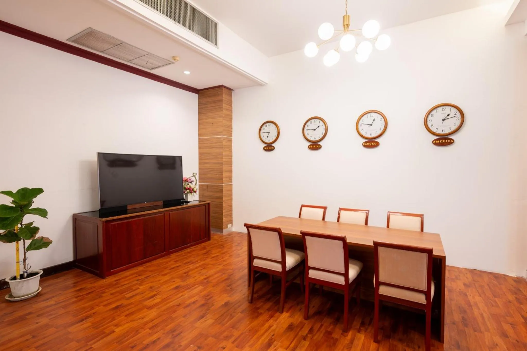 TV and multimedia in The President Hotel at Chokchai 4