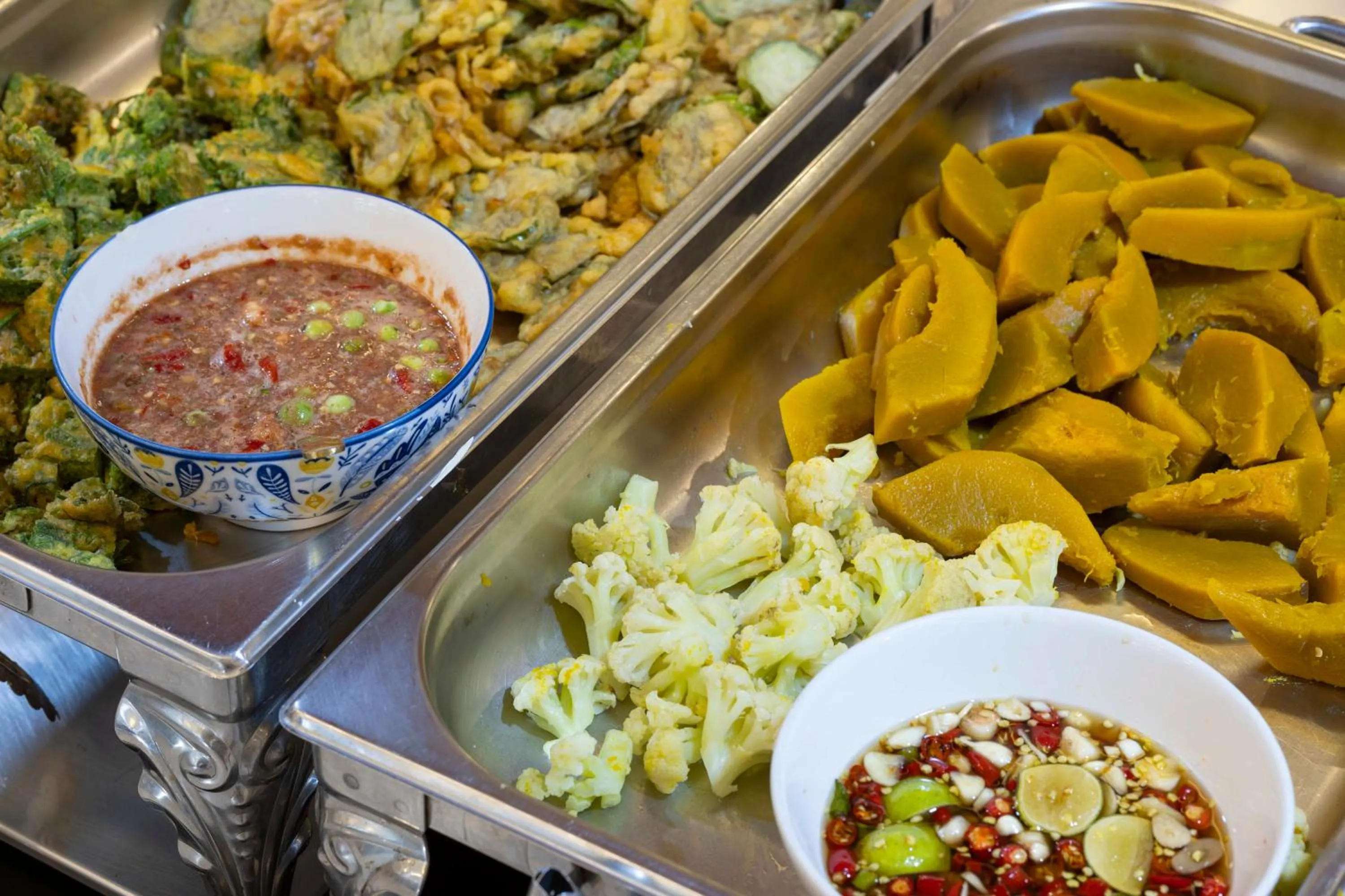 Buffet breakfast in The President Hotel at Chokchai 4