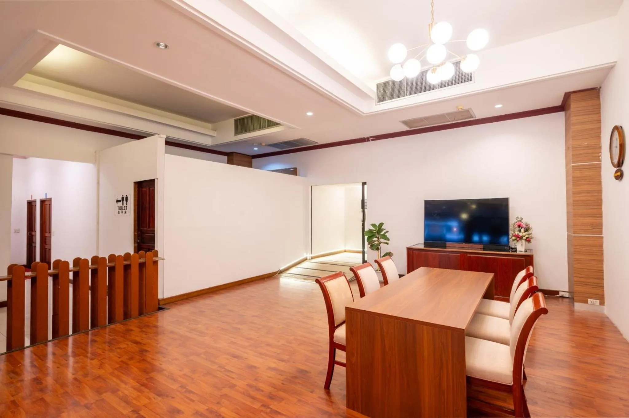 TV and multimedia in The President Hotel at Chokchai 4