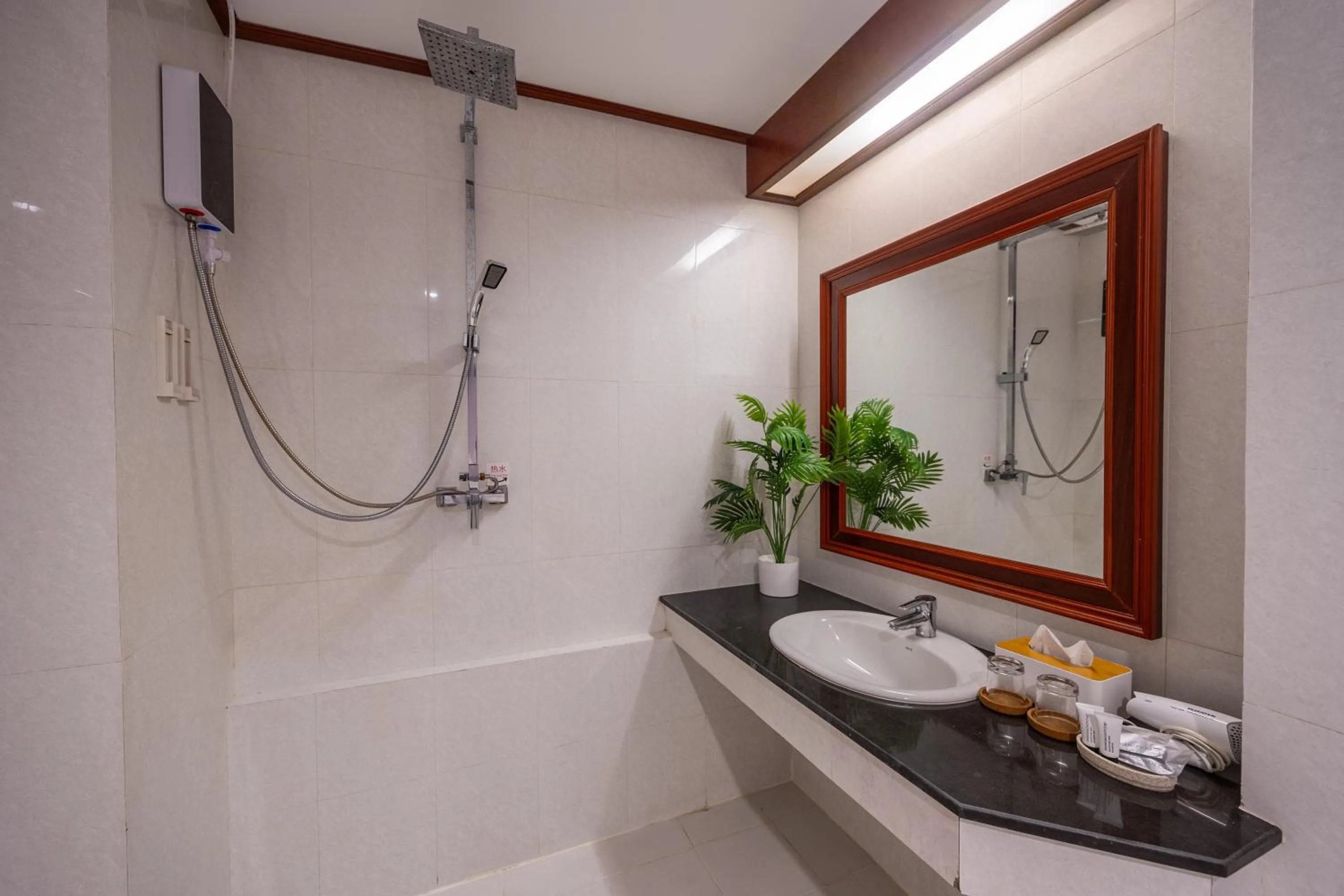 Shower in The President Hotel at Chokchai 4