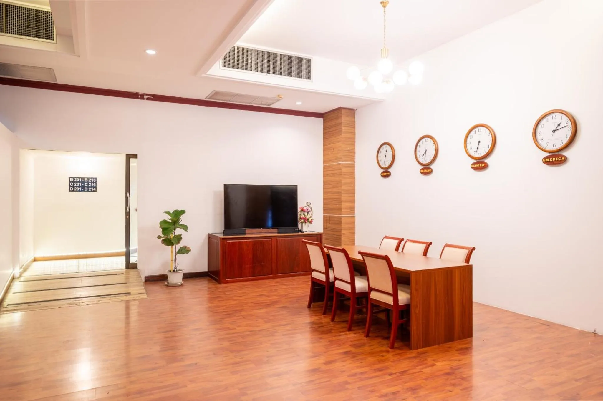 TV and multimedia in The President Hotel at Chokchai 4