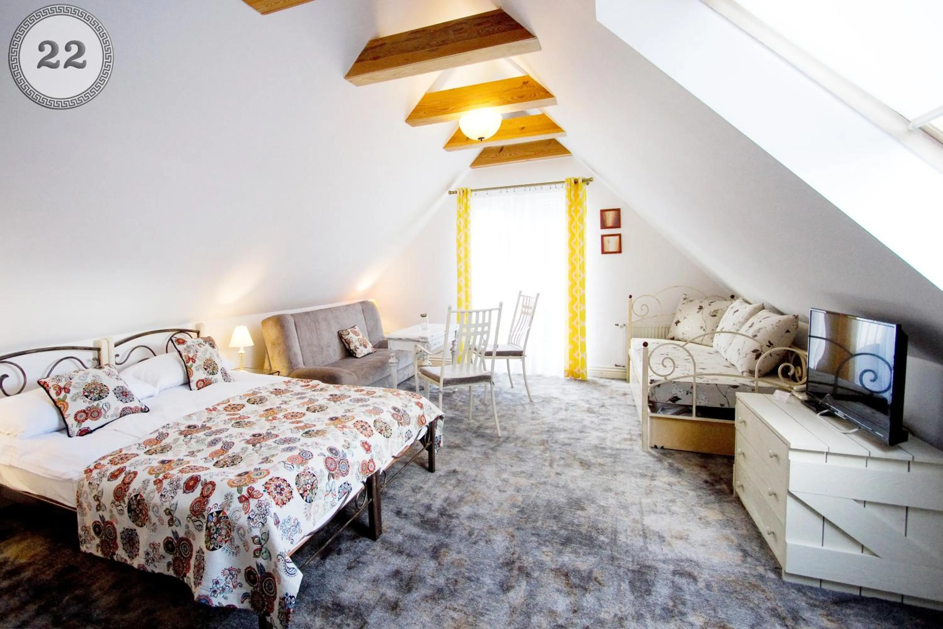 Photo of the whole room in Willa Meander