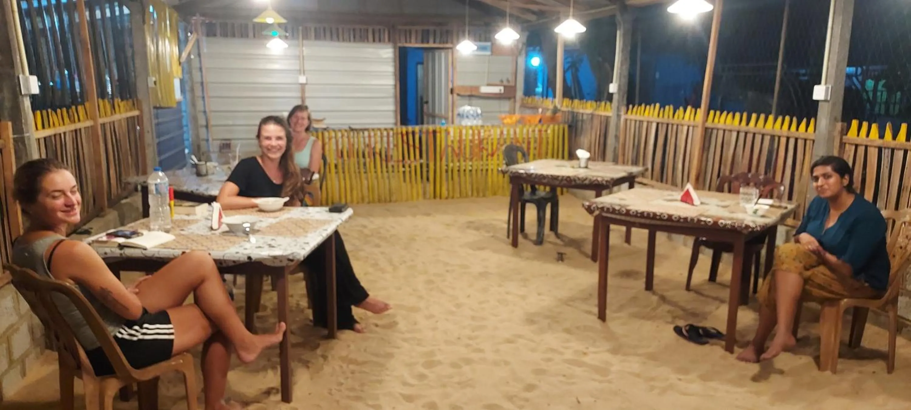 Restaurant/places to eat in Nilaveli Beach Rooms