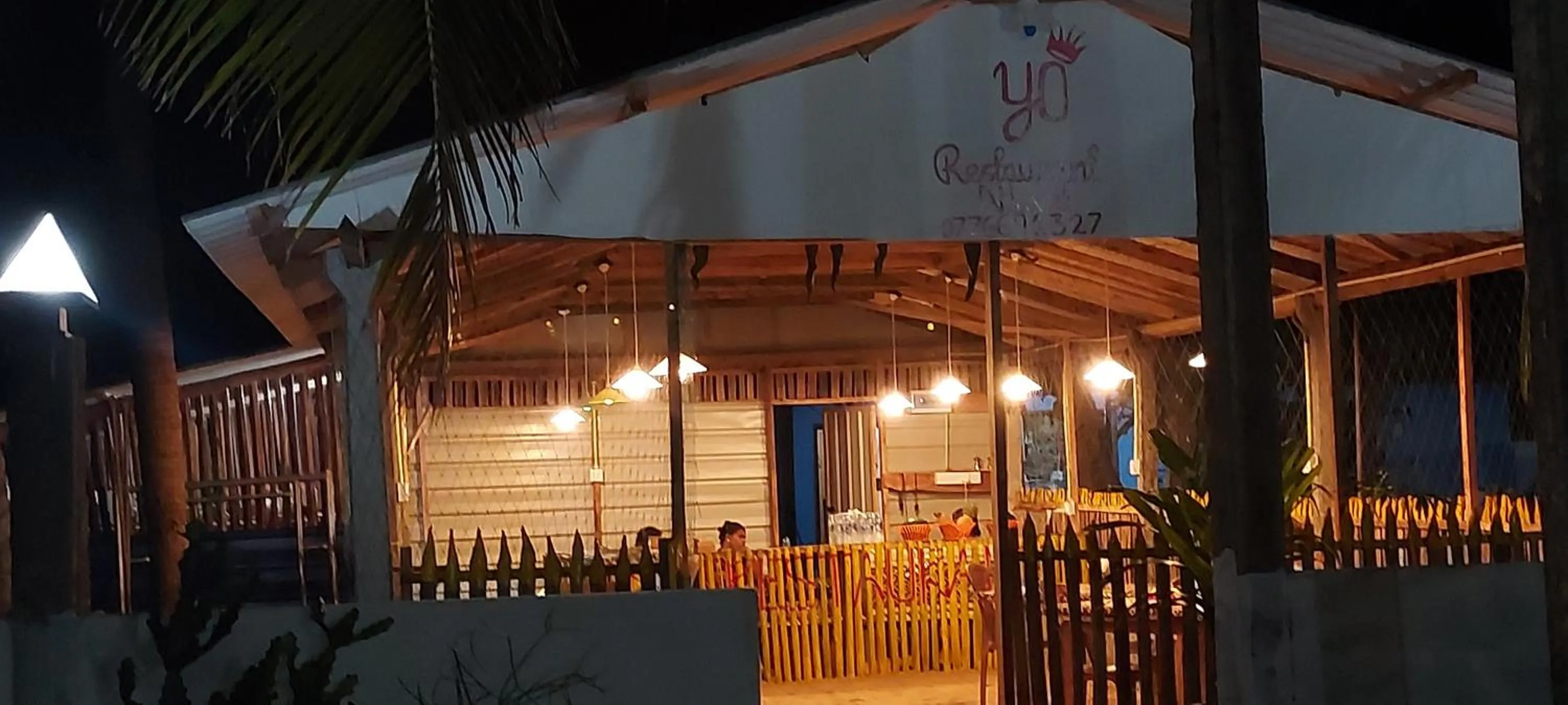 Restaurant/places to eat in Nilaveli Beach Rooms