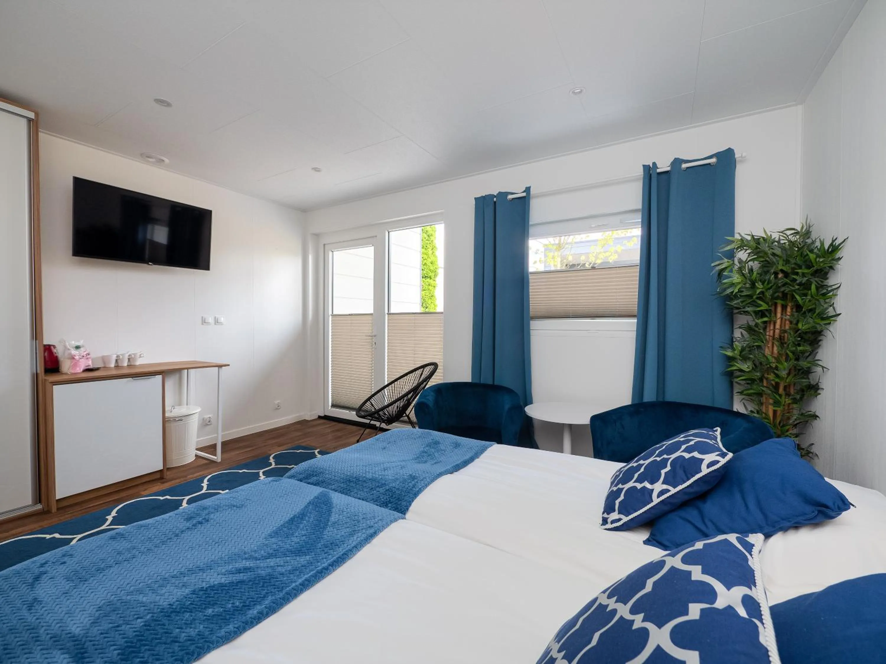 Photo of the whole room, Bed in Holiday Golden Resort & Spa