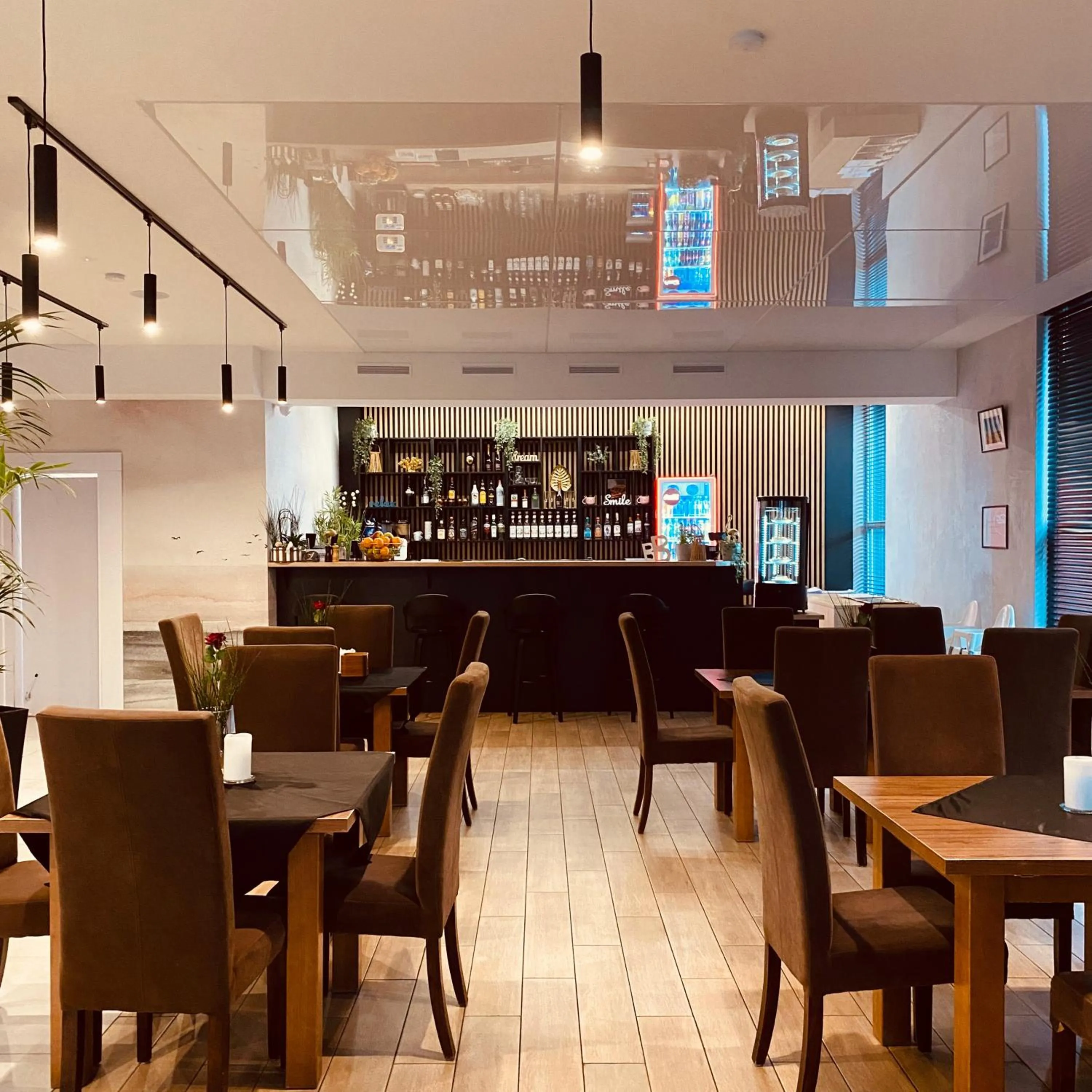 Restaurant/places to eat in Holiday Golden Resort & Spa