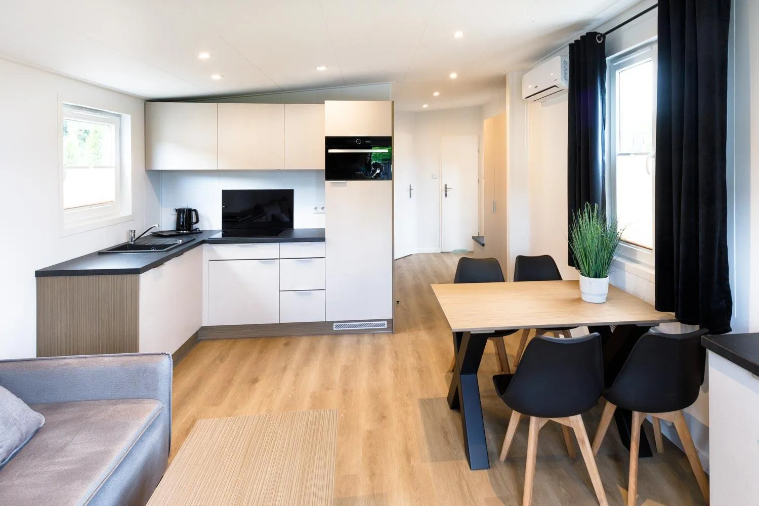 kitchen in Holiday Golden Resort & Spa