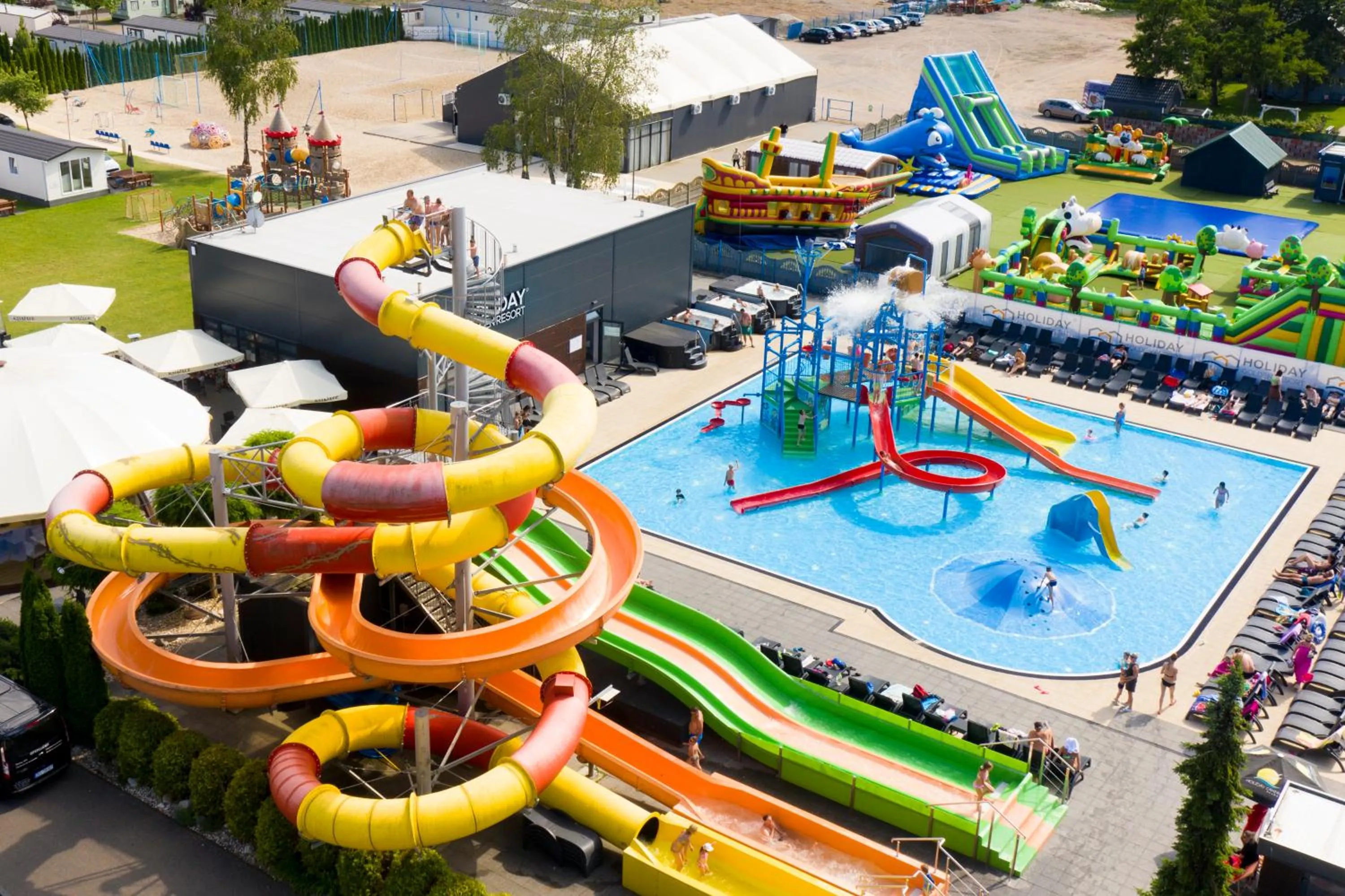 Swimming pool in Holiday Golden Resort & Spa