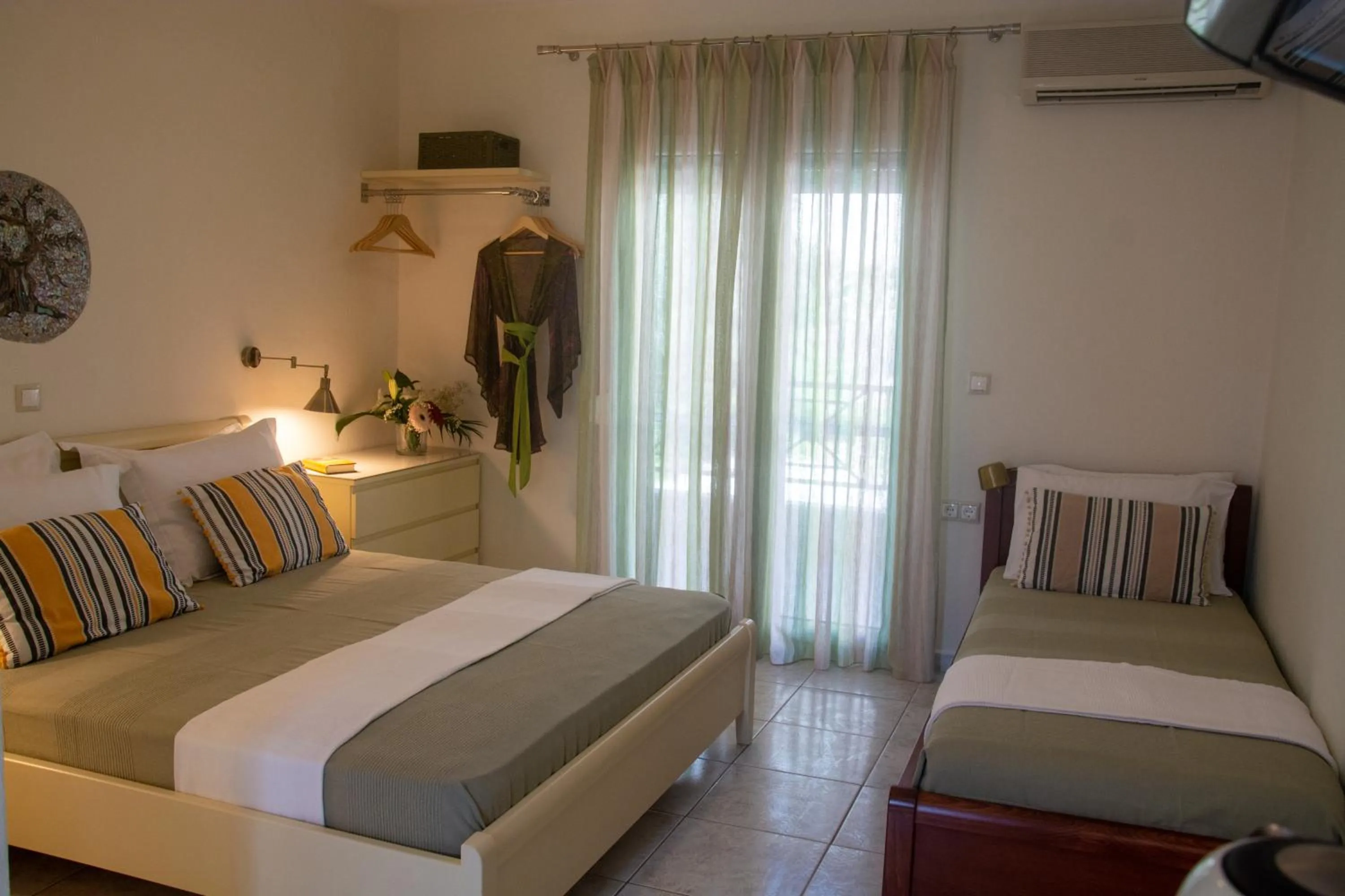 Photo of the whole room, Bed in Aristea Studios